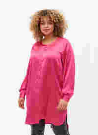 Langes glänzendes Hemd mit Einschnitt, Pink Flambé, Model