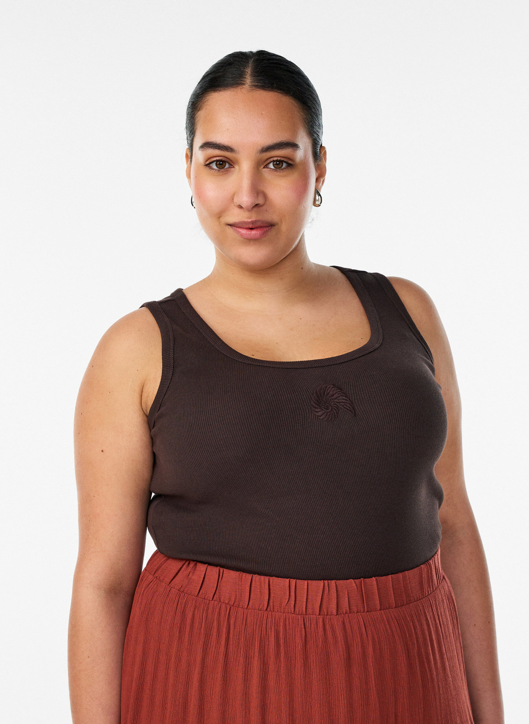 Tailleiertes Top mit Motiv, Braun, Model