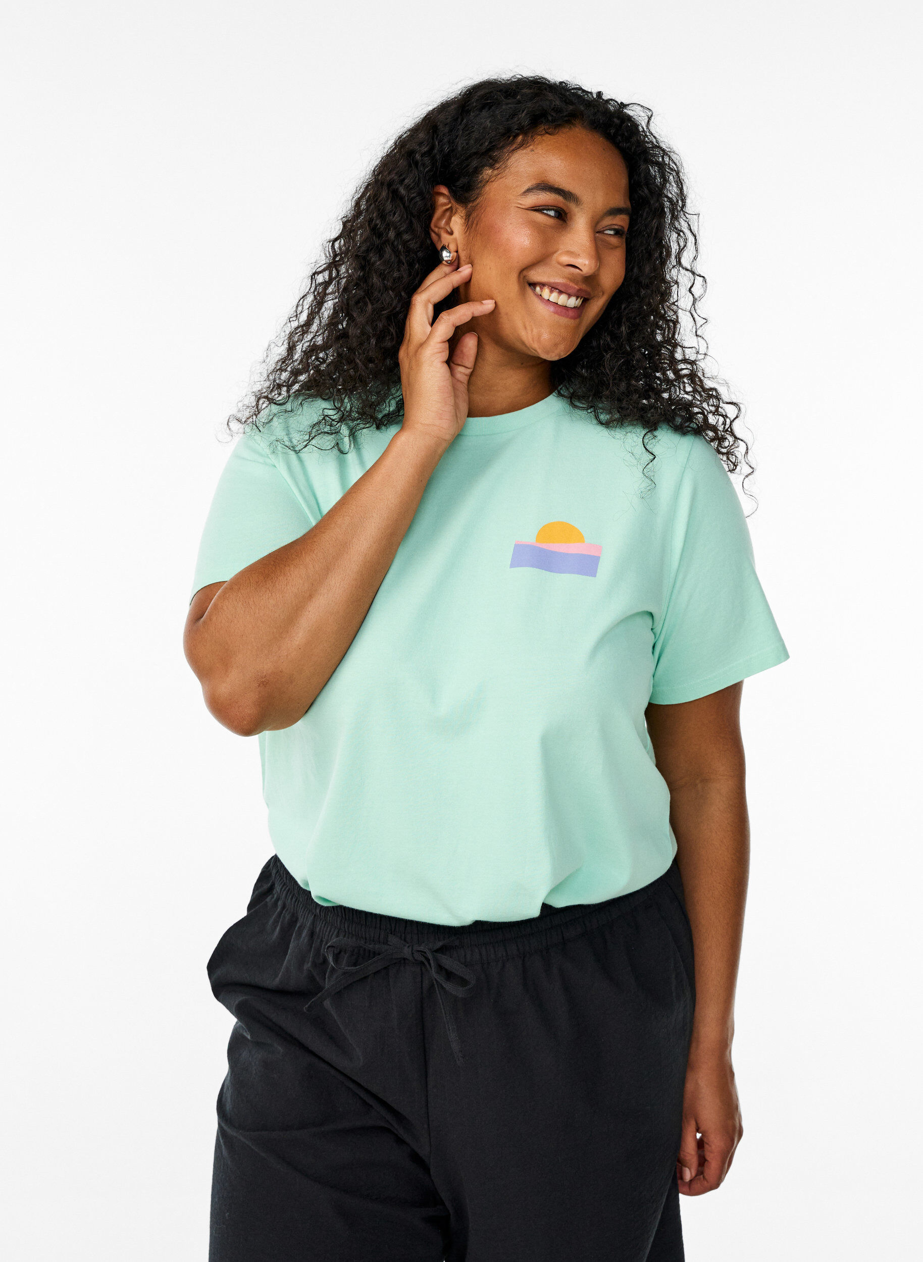 T-Shirt aus Bio-Baumwolle mit R&uuml;ckenprint, Gr&uuml;n, Model