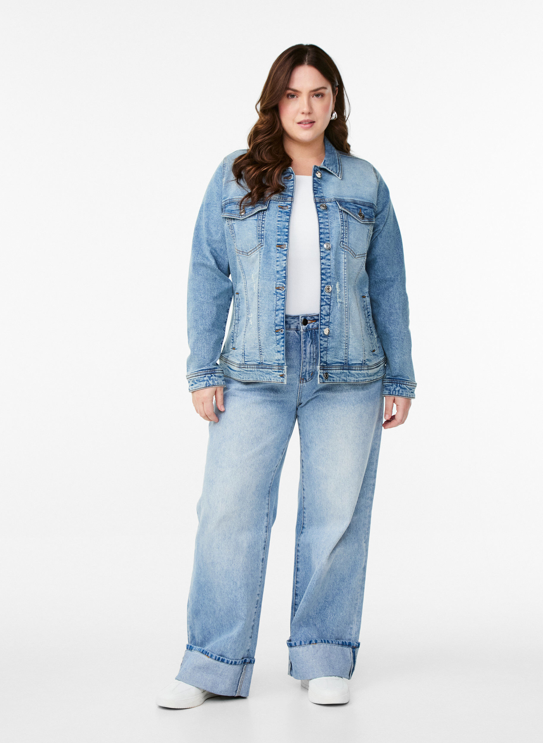 Zizzi Jeansjacke im klassischen Schnitt, Blau, Model image number 1