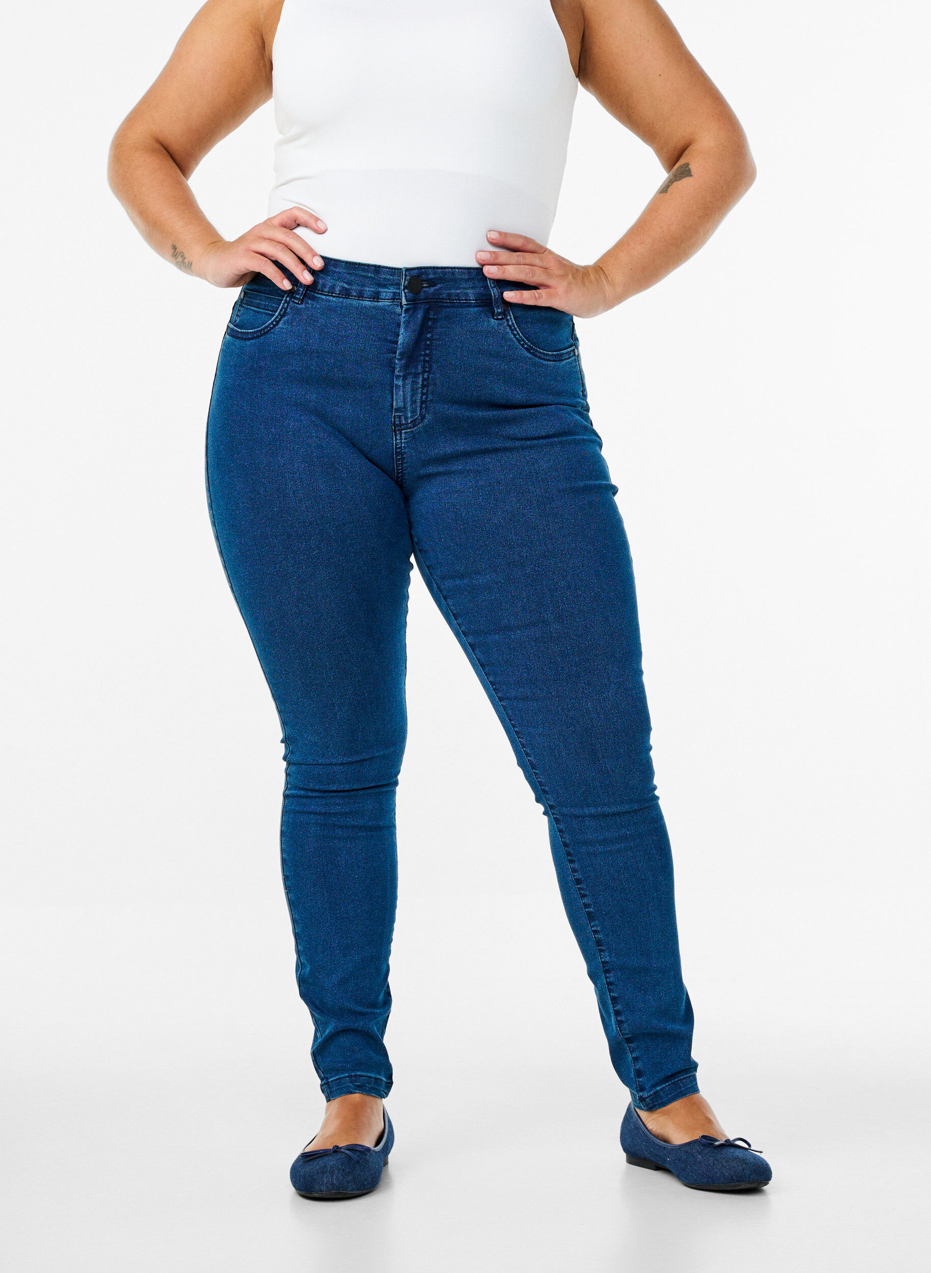 Zizzi Hochtaillierte Super Slim Amy Jeans, Blau, Model image number 3