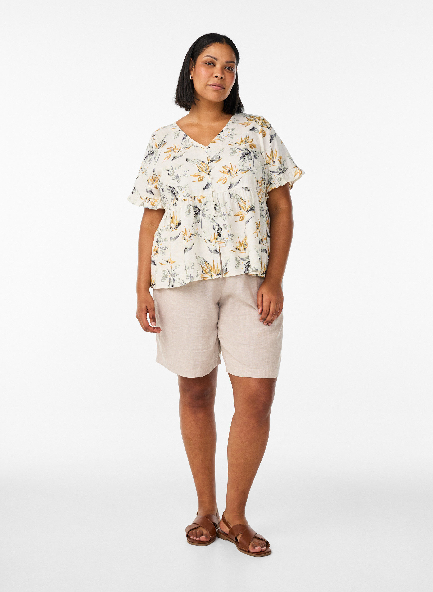 Zizzi Hoch taillierte Shorts aus Leinen und Viskose, Beige, Model image number 1