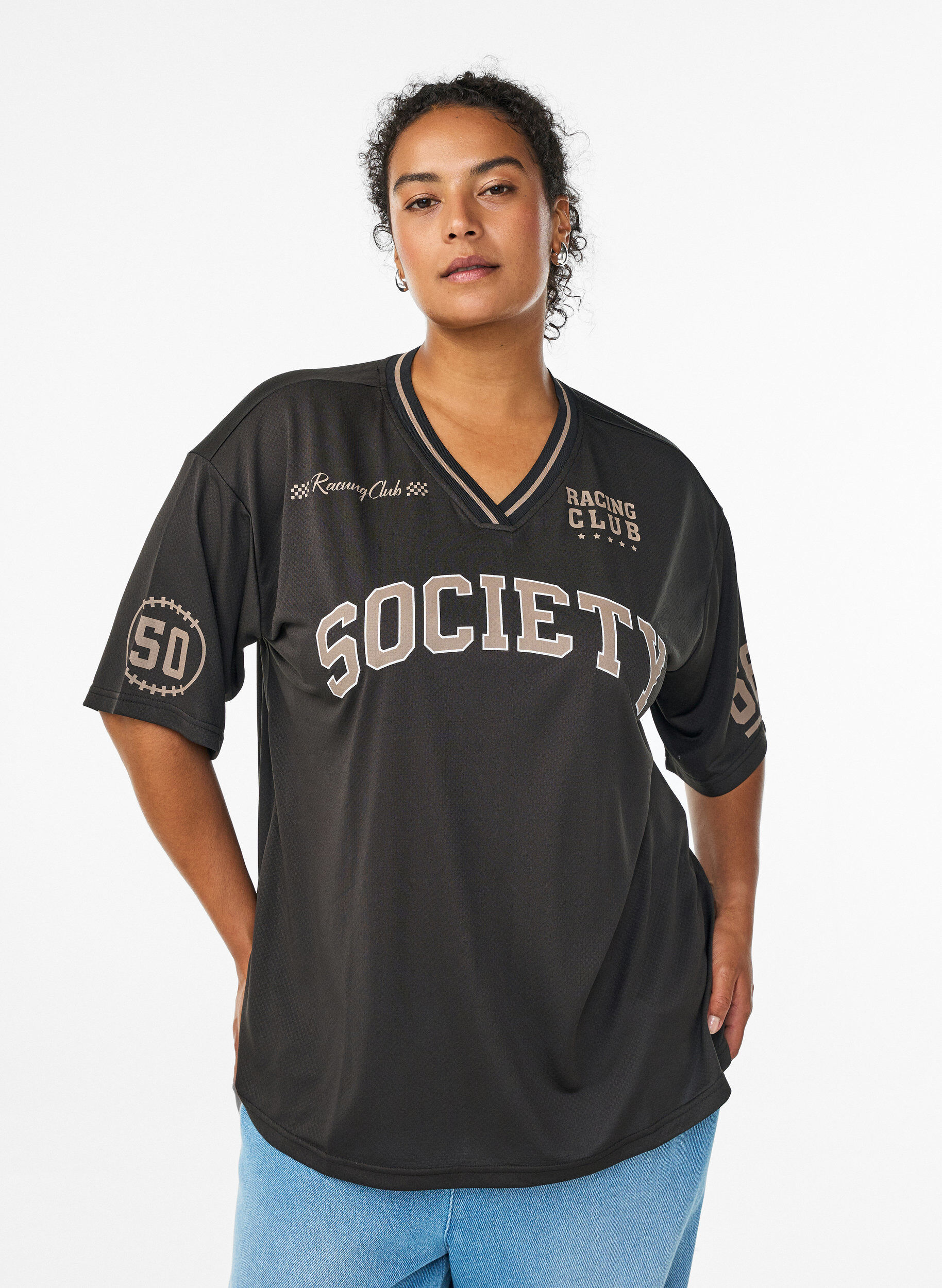 Sportliches T-Shirt mit V-Ausschnitt und Racing-Print, Schwarz, Model