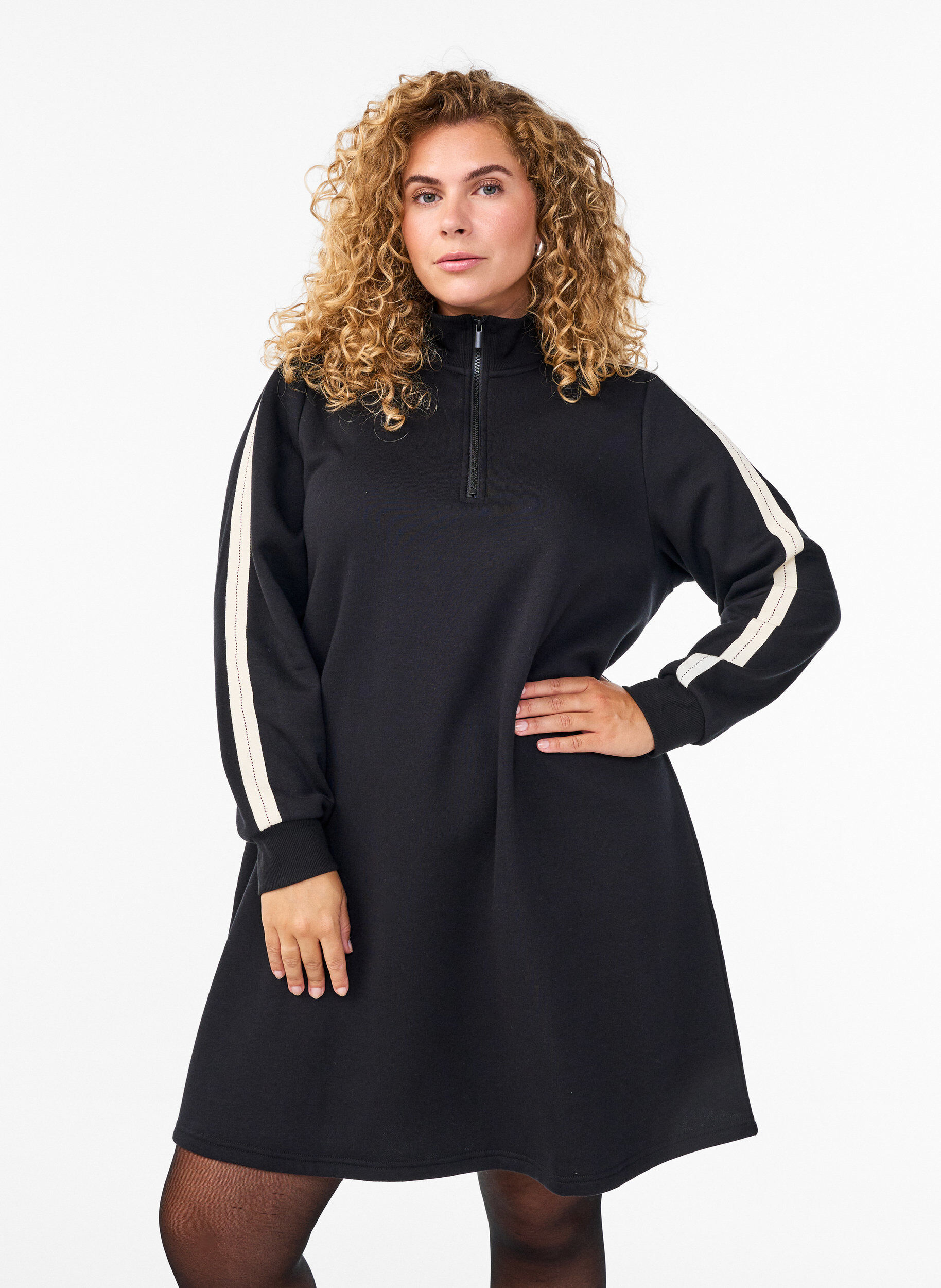 Zizzi Kurzes Sweatshirtkleid mit hohem Kragen, Schwarz, Model image number 0