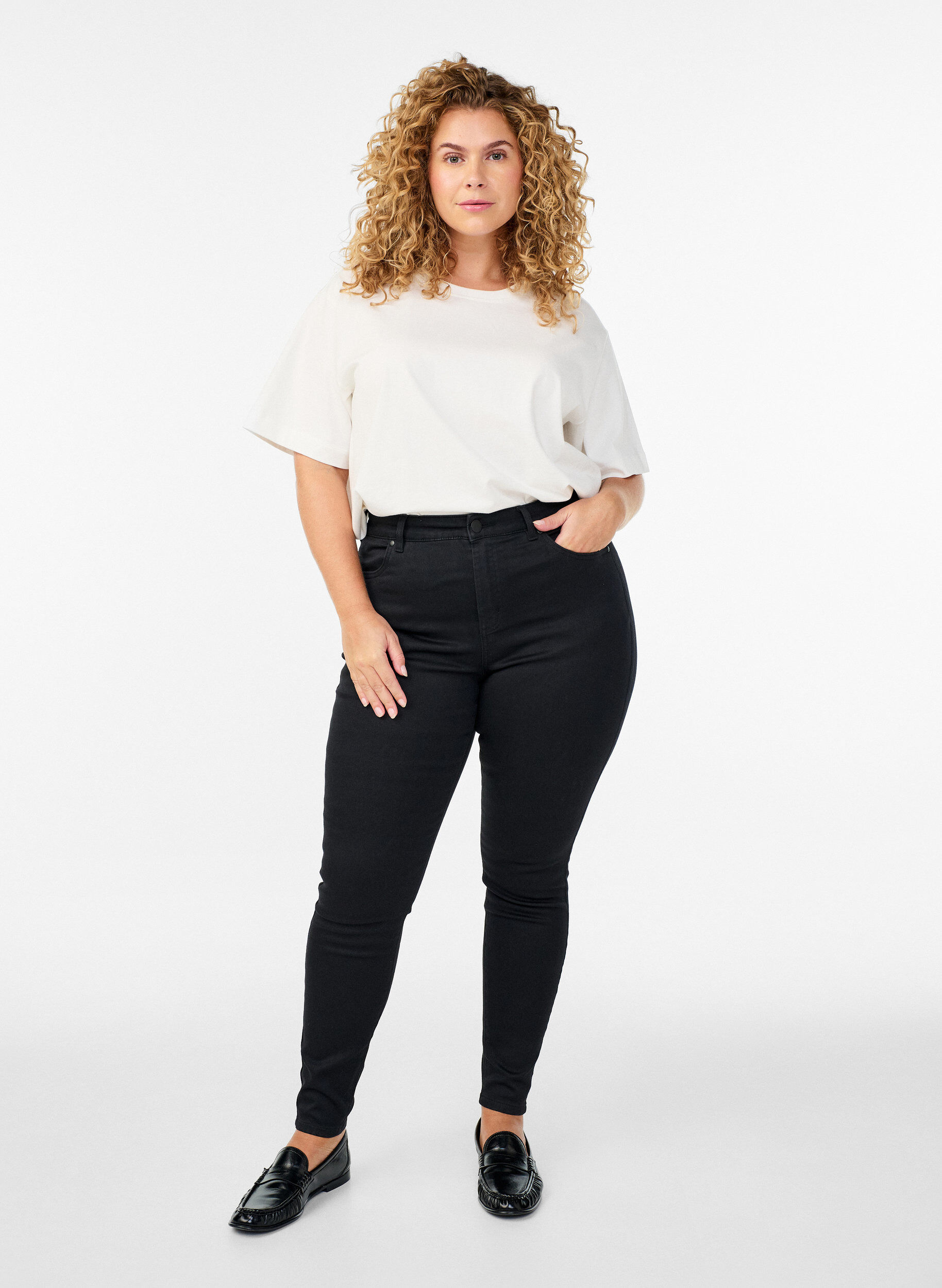 Hoch taillierte super Slim Amy Jeans, Schwarz, Model