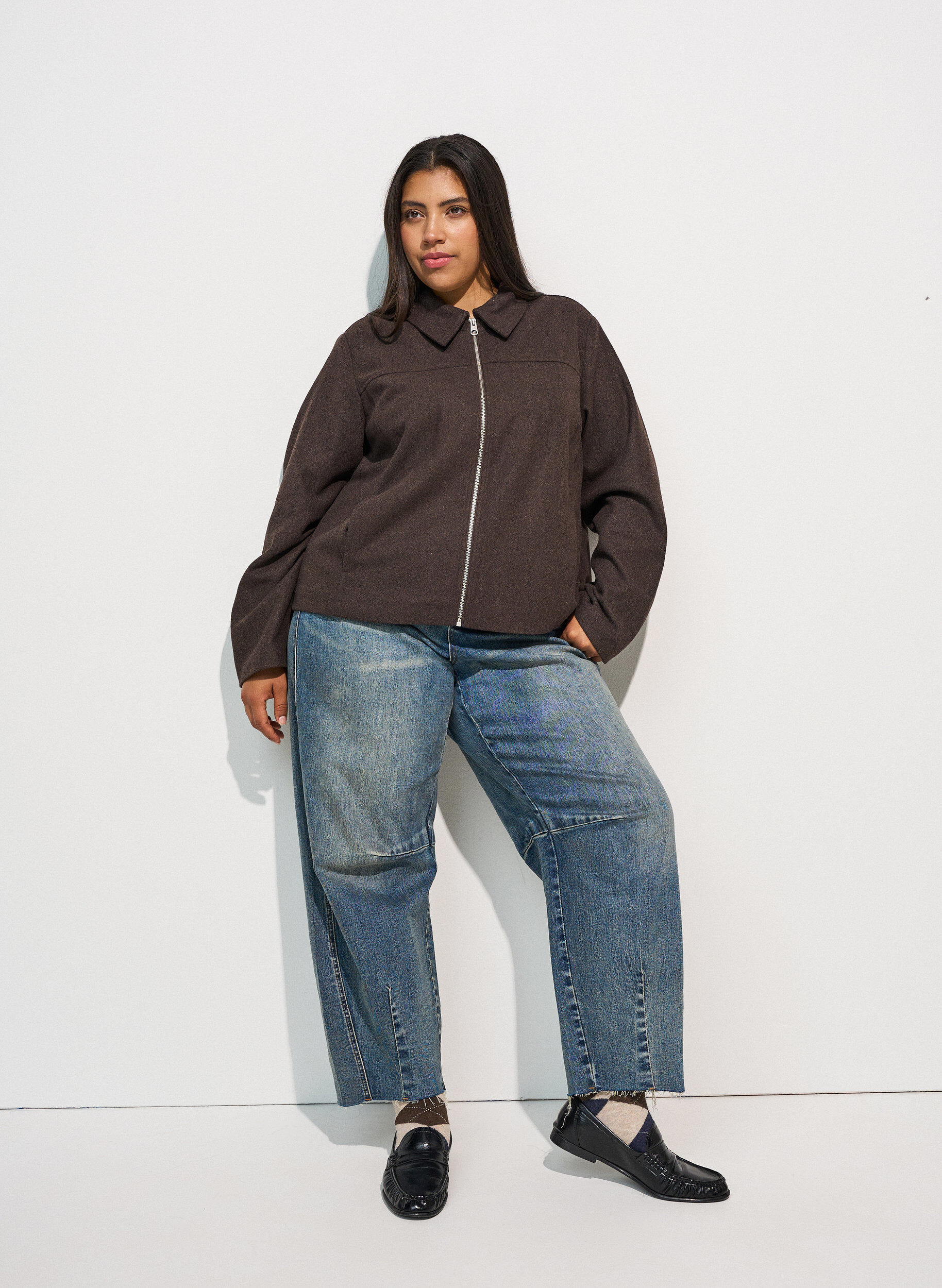ZizziKurze Jacke mit Hemdkragen und Rei&szlig;verschluss, Braun, Model image number 1