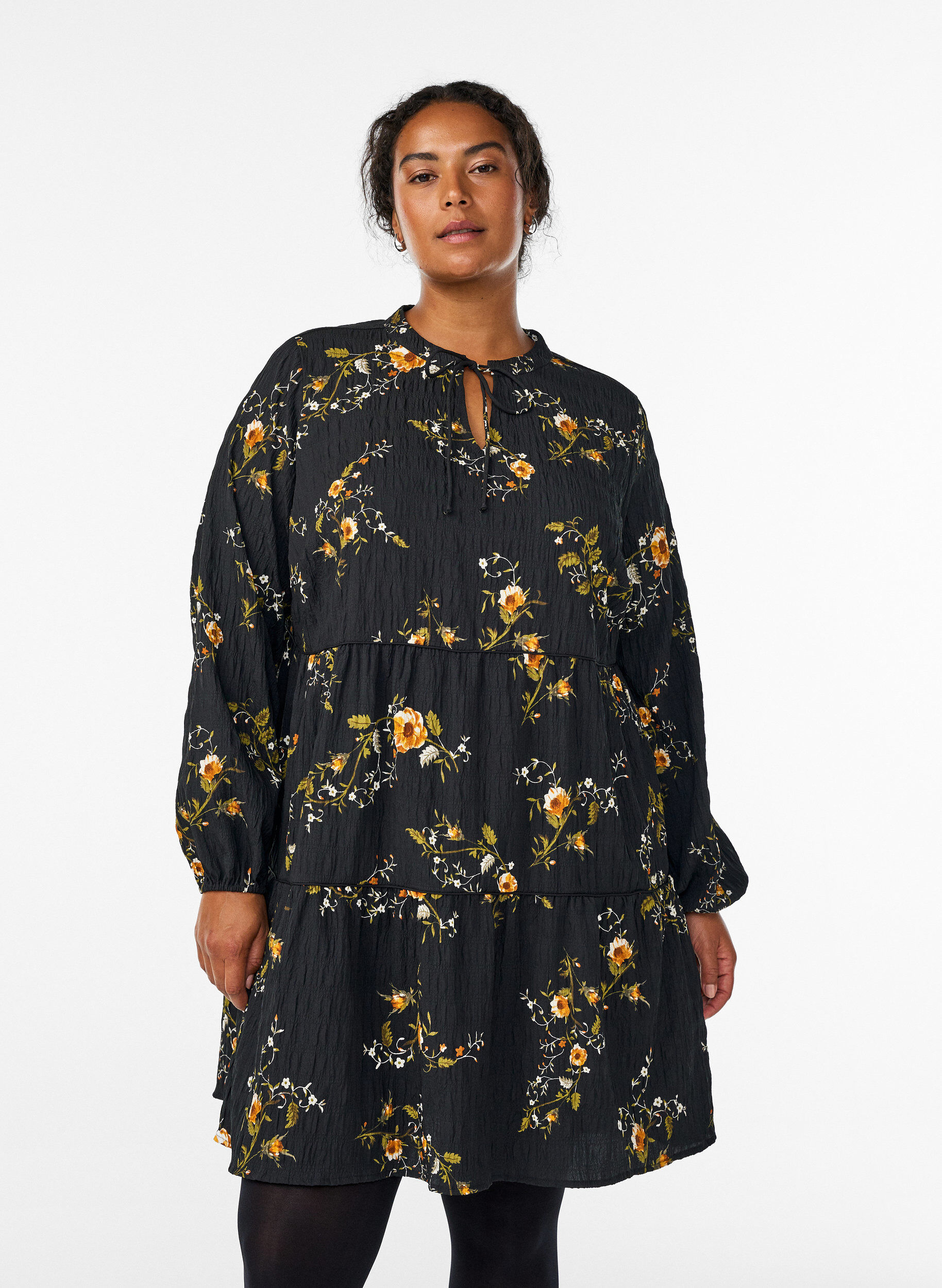 Zizzi Gebl&uuml;mtes Kleid mit Bindeverschluss, Schwarz, Model image number 0