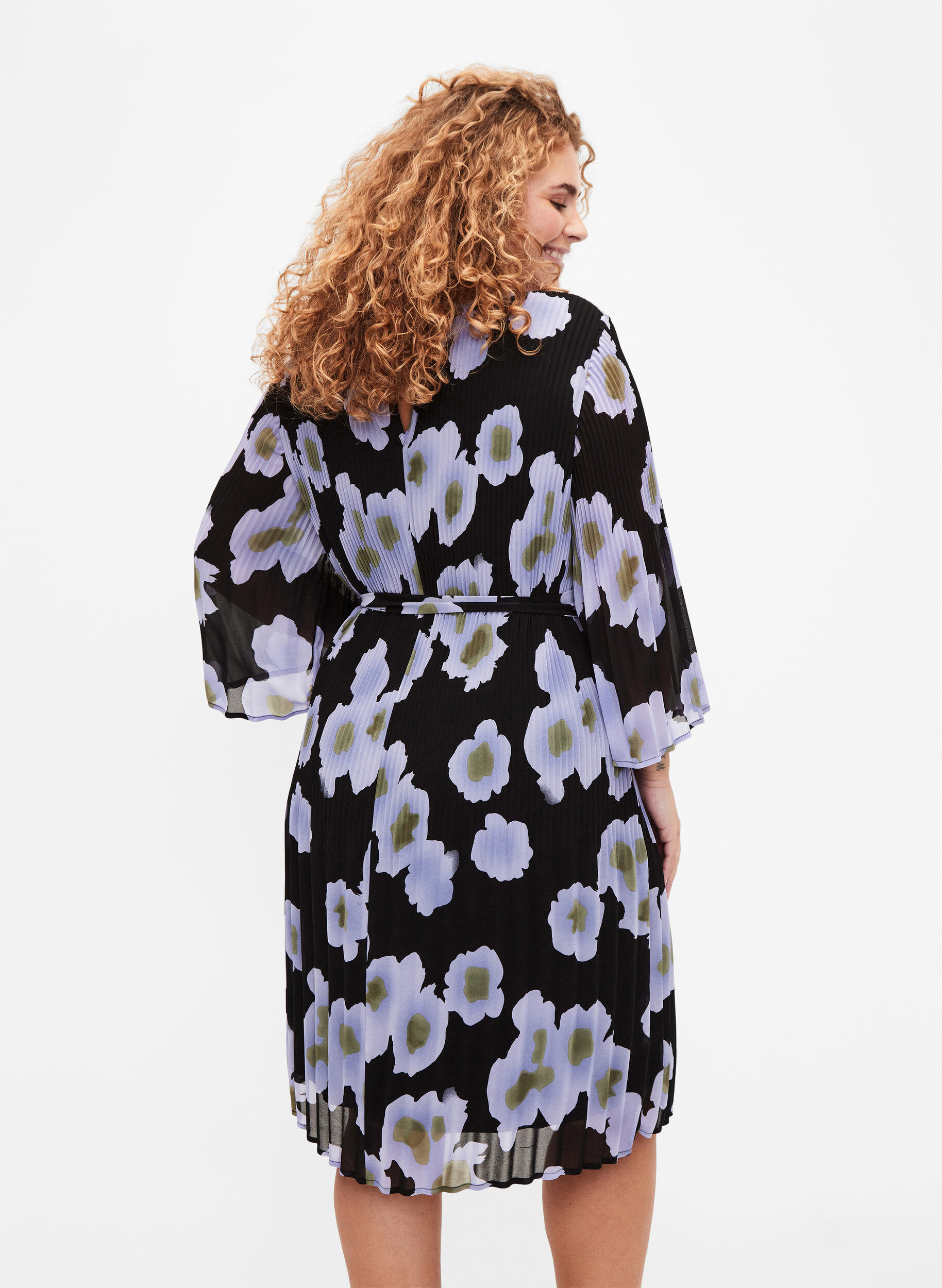 Zizzi Plisseekleid mit Bindeband und Print, Black w. Floral, Model image number 1