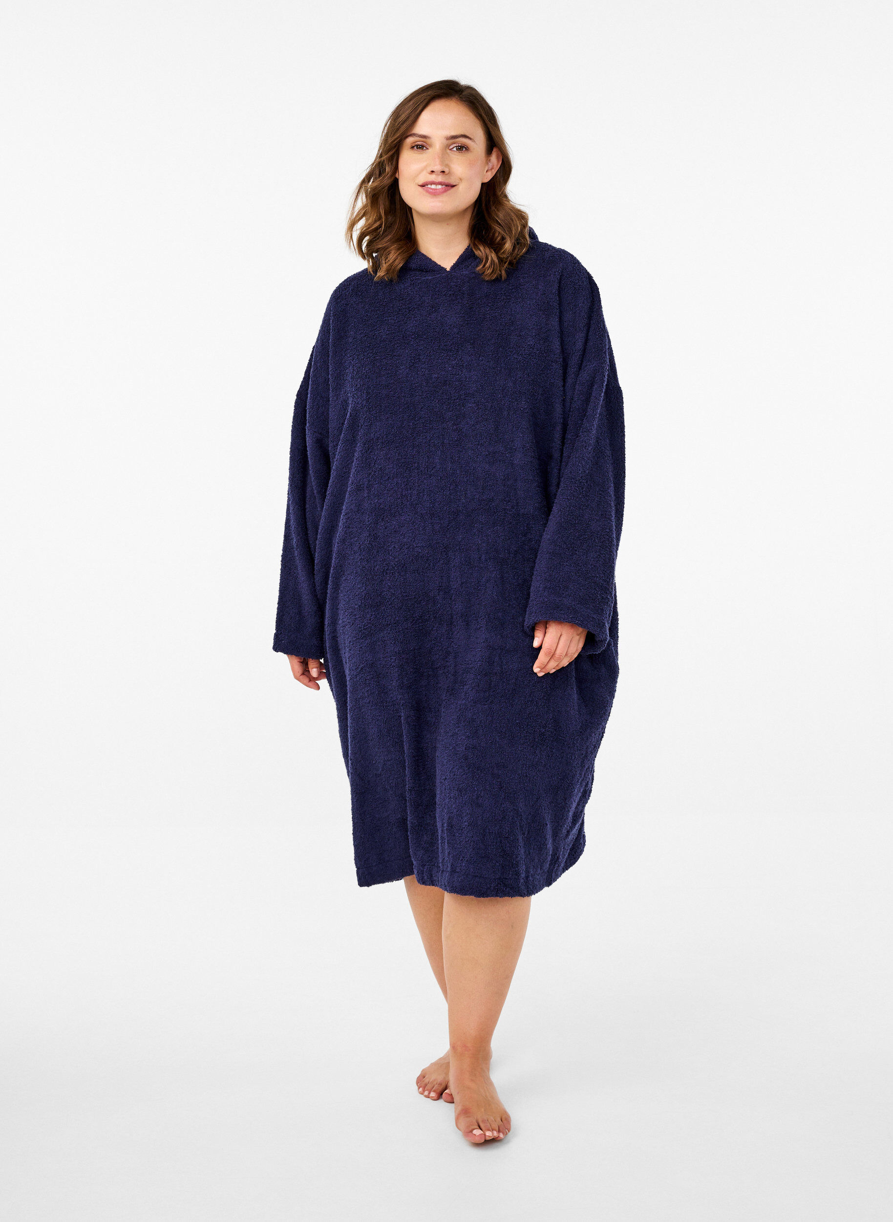 Zizzi Frottee-Poncho mit Kapuze, Navy Blazer, Model image number 2