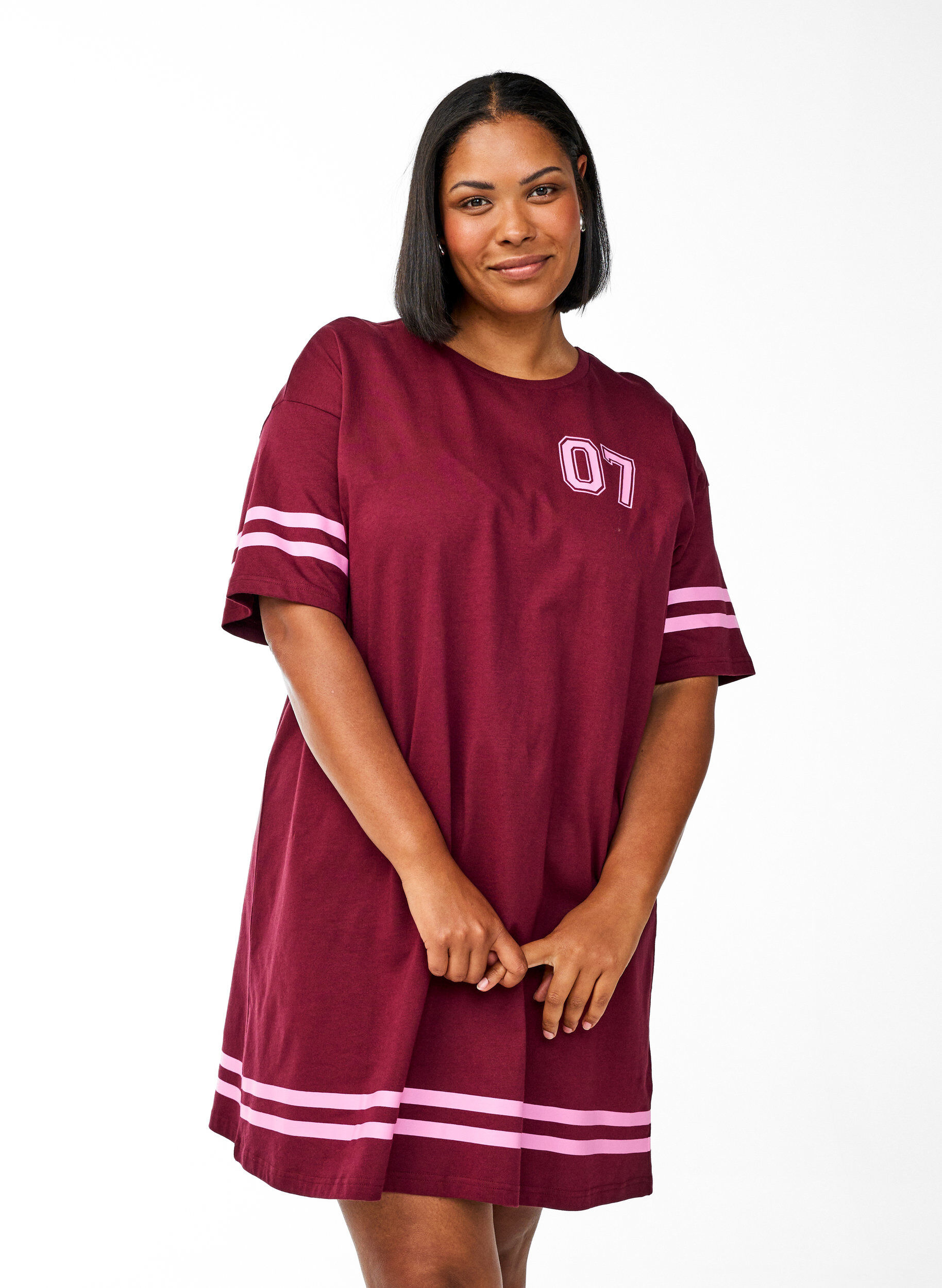 Sportliches T-Shirtkleid aus Baumwolle., Dunkles Bordeaux, Model