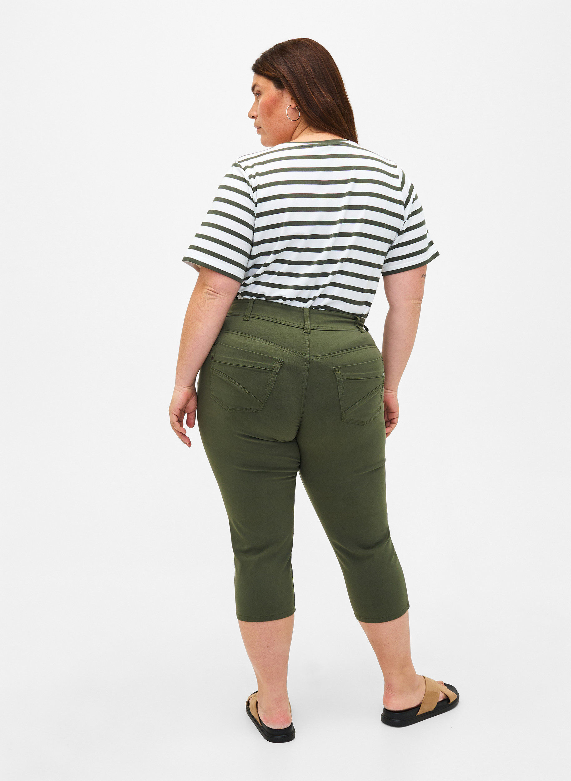 Zizzi Eng anliegende Capri-Hose aus Viskose-Mix, Thyme, Model image number 1
