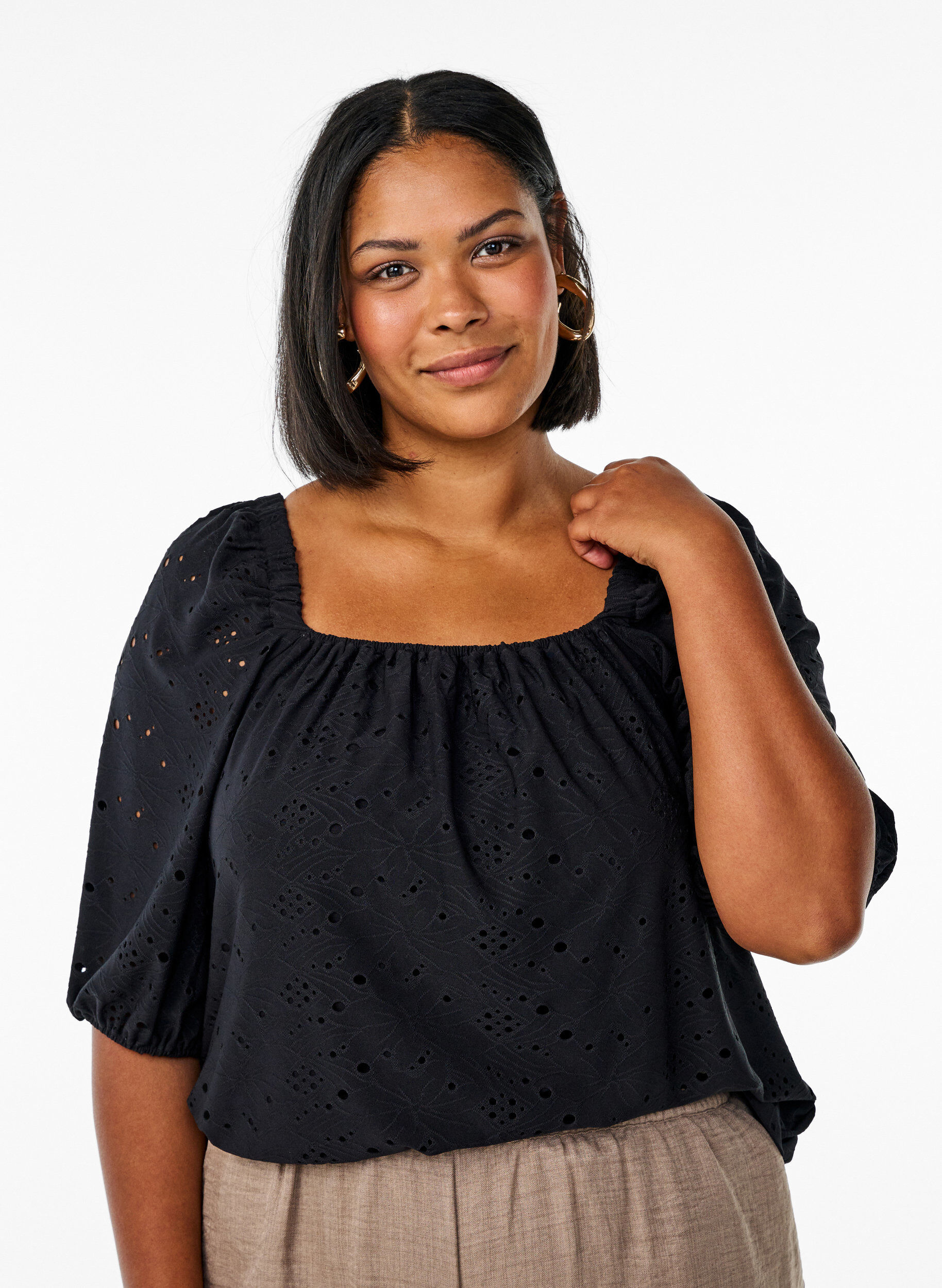 Zizzi Bluse mit kurzen Puff&auml;rmeln und Lochmuster, Schwarz, Model image number 0