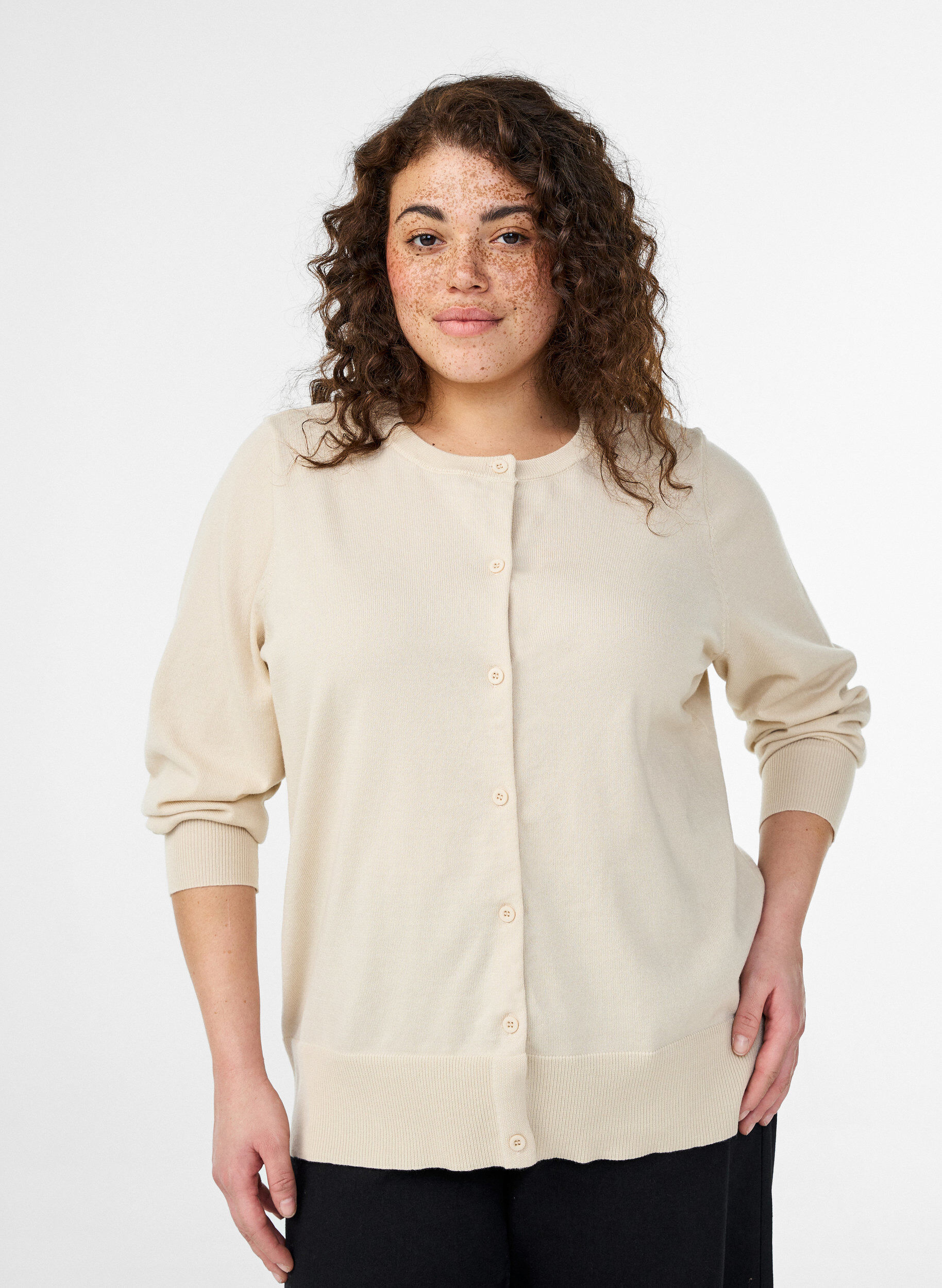 Feinstrick-Strickjacke mit Rundhalsausschnitt, Beige, Model
