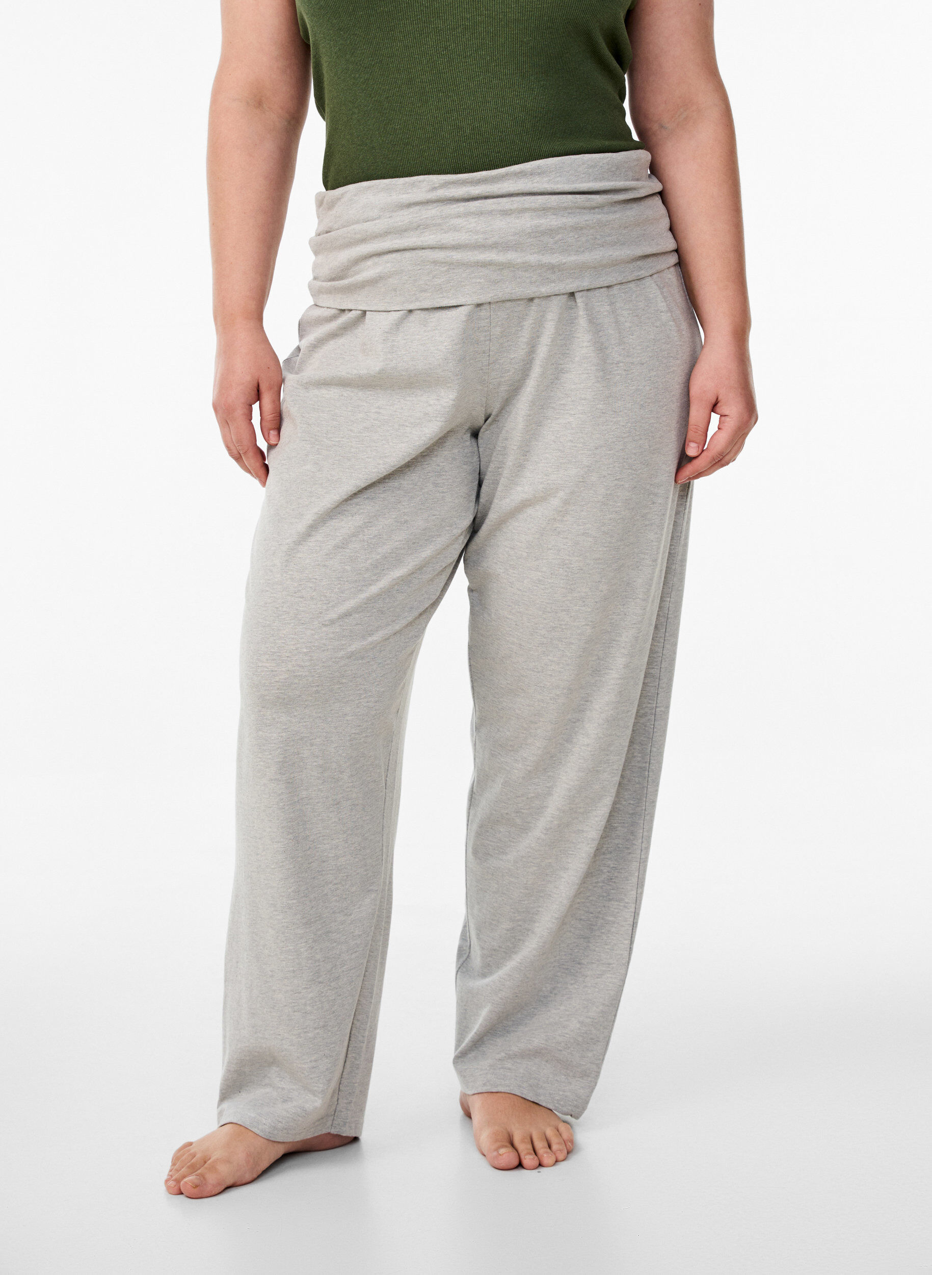Zizzi Locker geschnittene Loungehose mit breitem Bund, Grau, Model image number 2