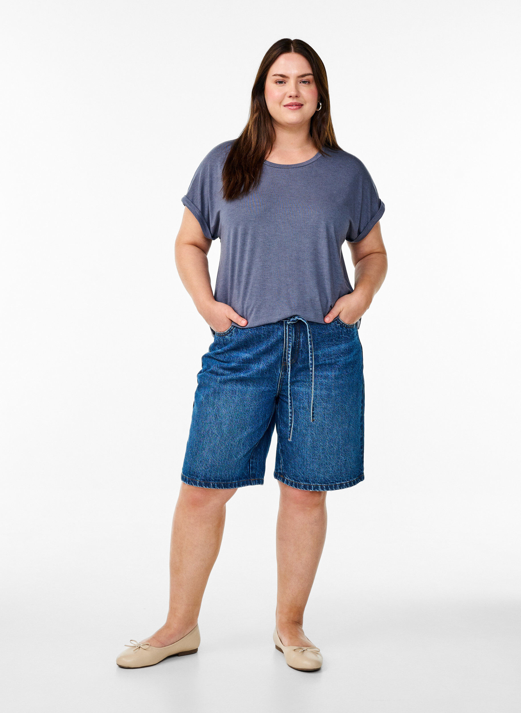 Zizzi Lockeres T-Shirt mit Rundhalsausschnitt, Blau, Model image number 1