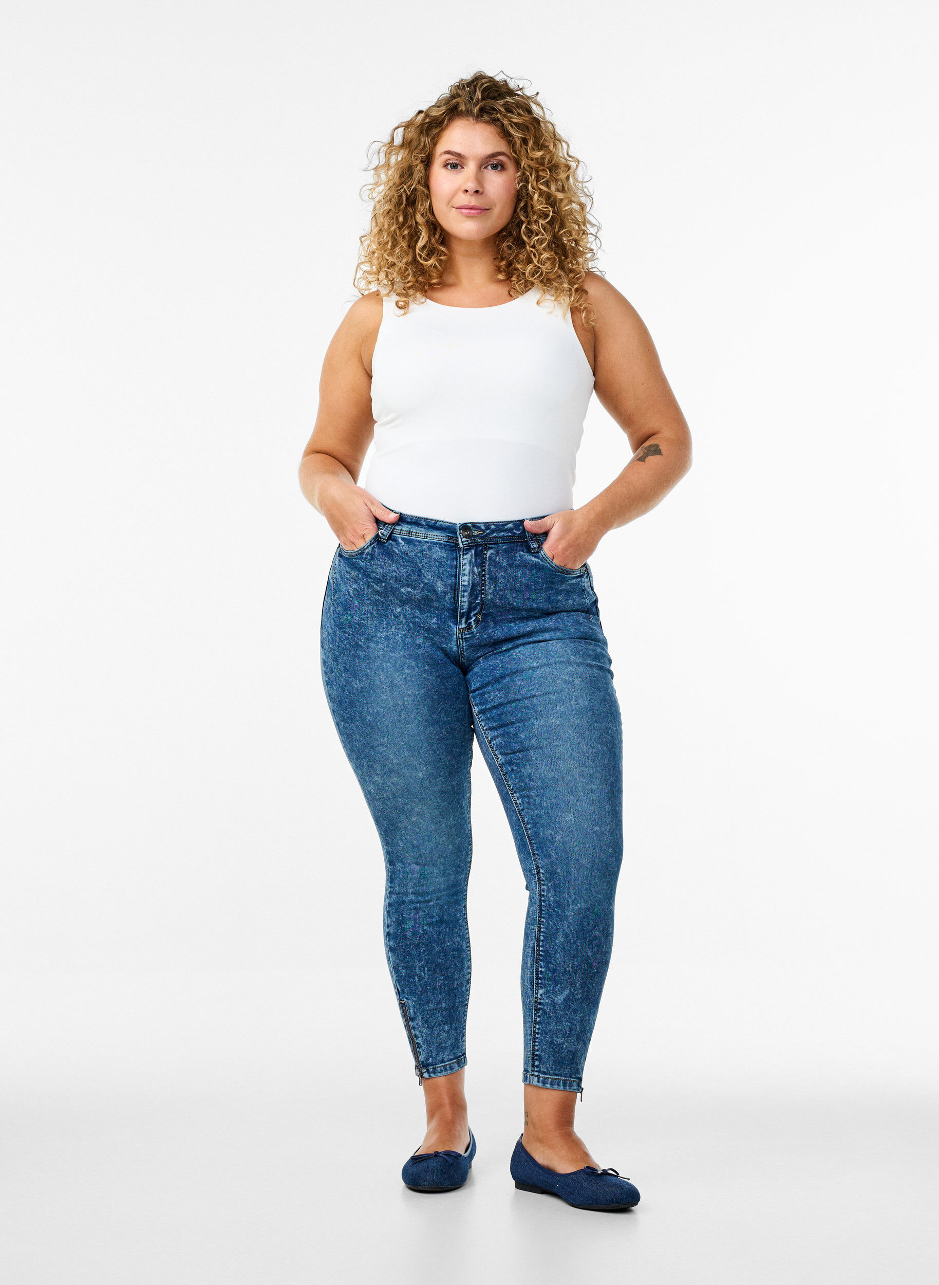 Zizzi Cropped Amy Jeans mit Rei&szlig;verschluss, Blau, Model image number 0