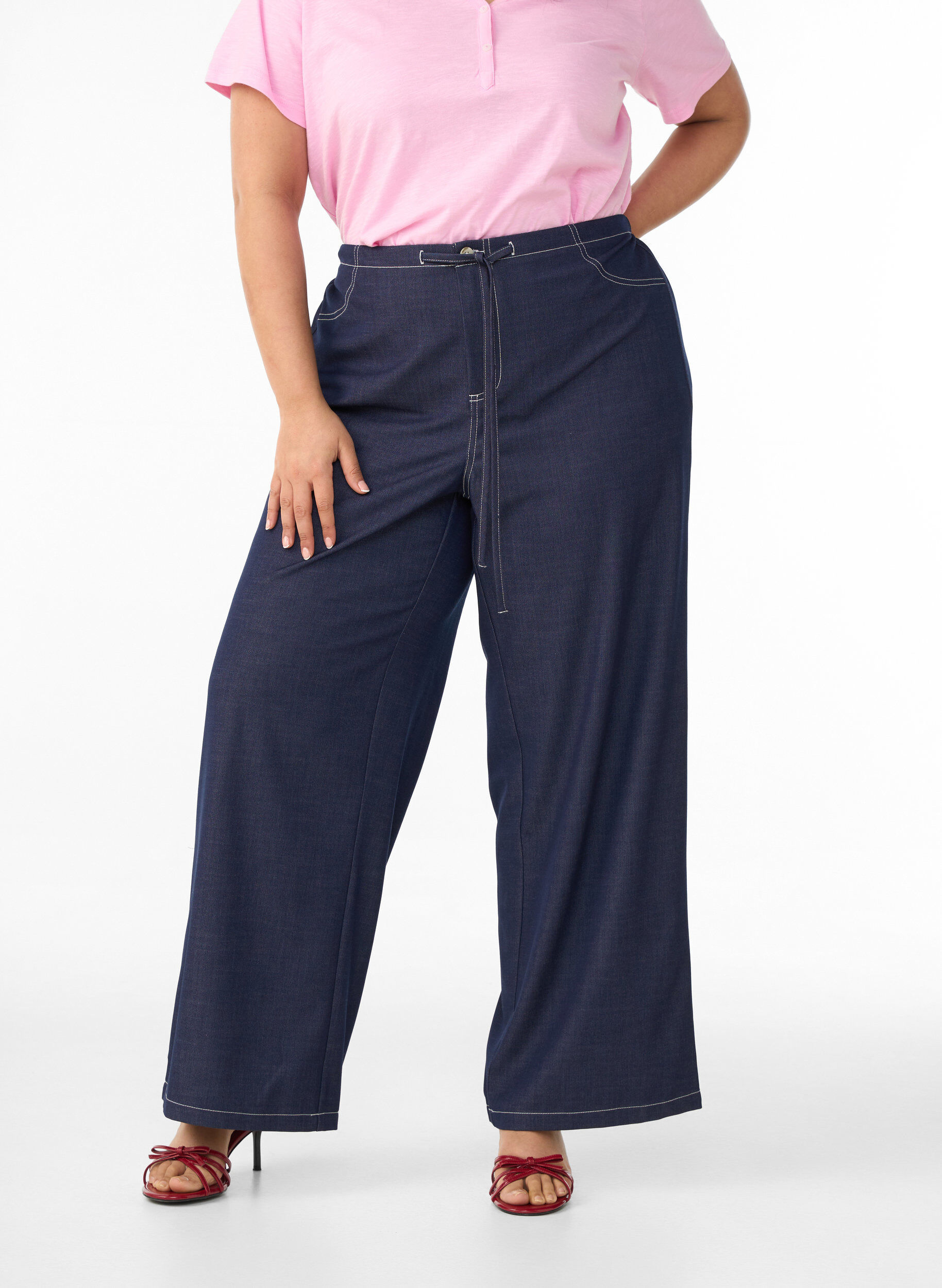 Zizzi Hose in Denim-Optik mit Kontrastn&auml;hten, Blau, Model image number 2