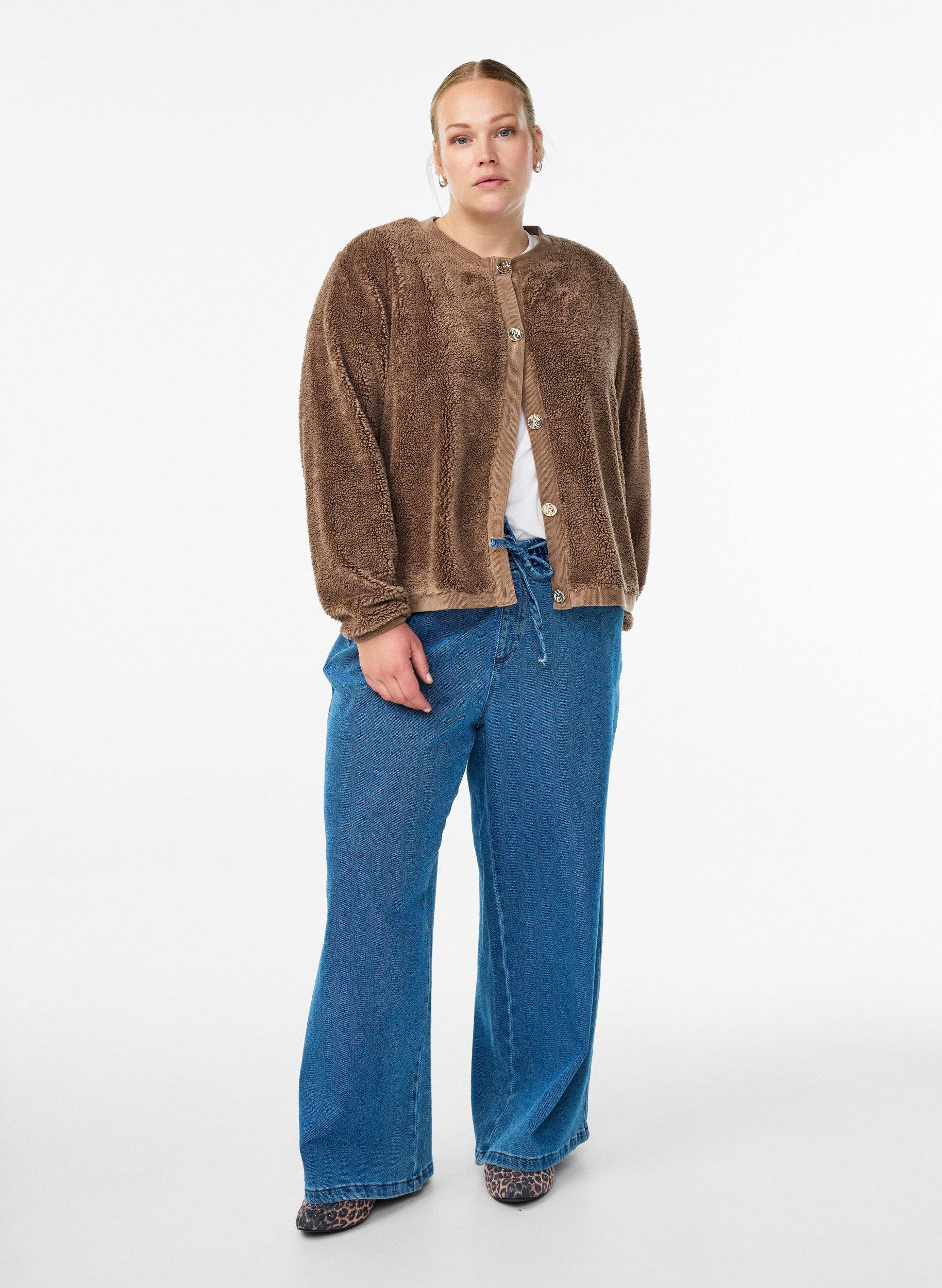 Zizzi Teddy-Cardigan mit Zierkn&ouml;pfen, Braun, Model image number 1