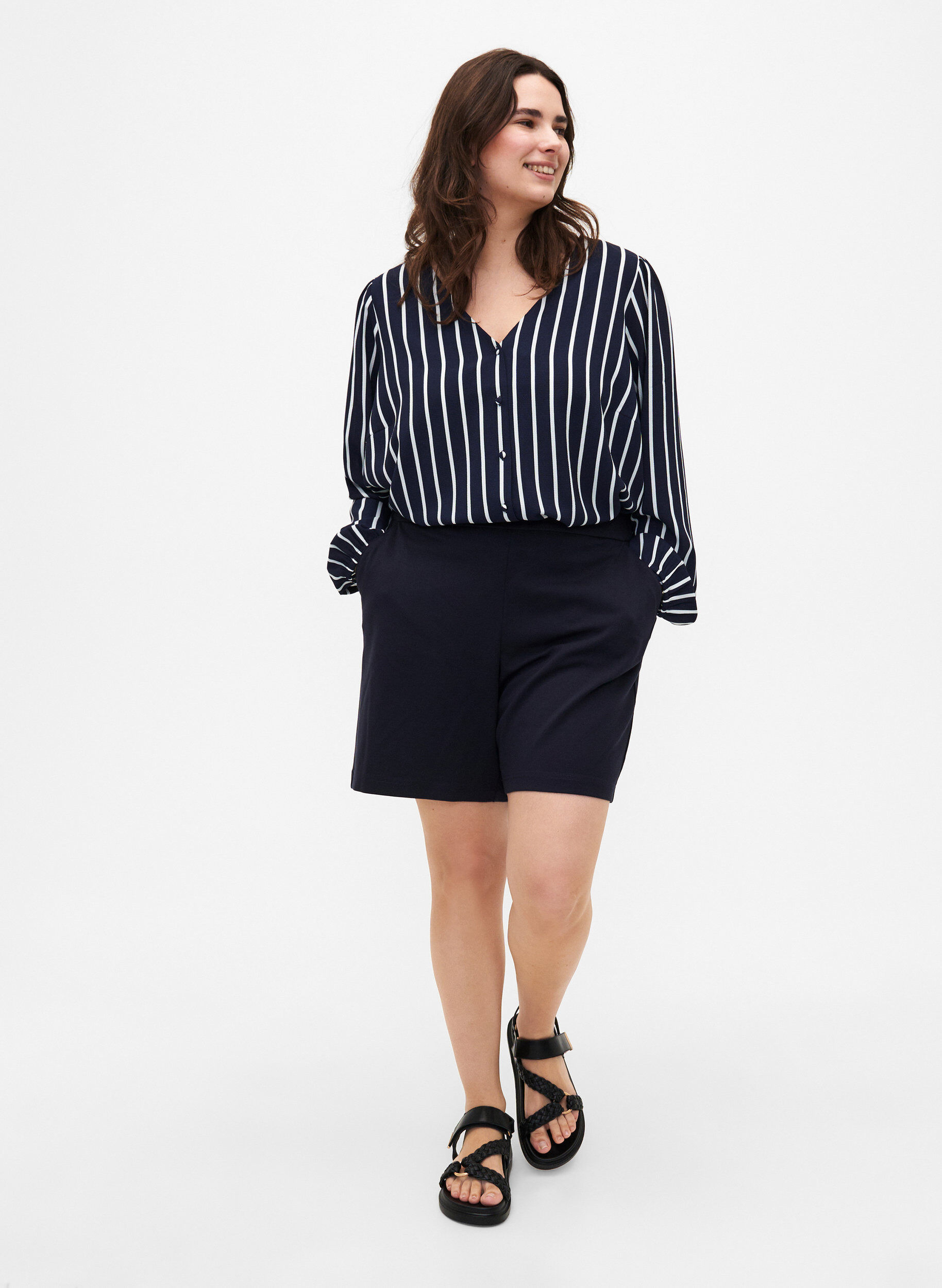 Zizzi  Hemdbluse mit V-Ausschnitt und Aufdruck, Maritime Blue Stripe, Model image number 2