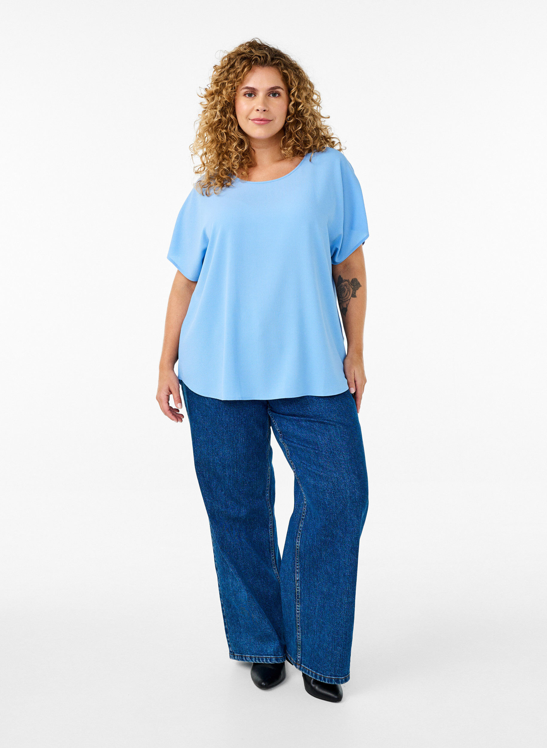 Zizzi Bluse mit kurzen &Auml;rmeln und einem Rundhalsausschnitt, Blau, Model image number 1