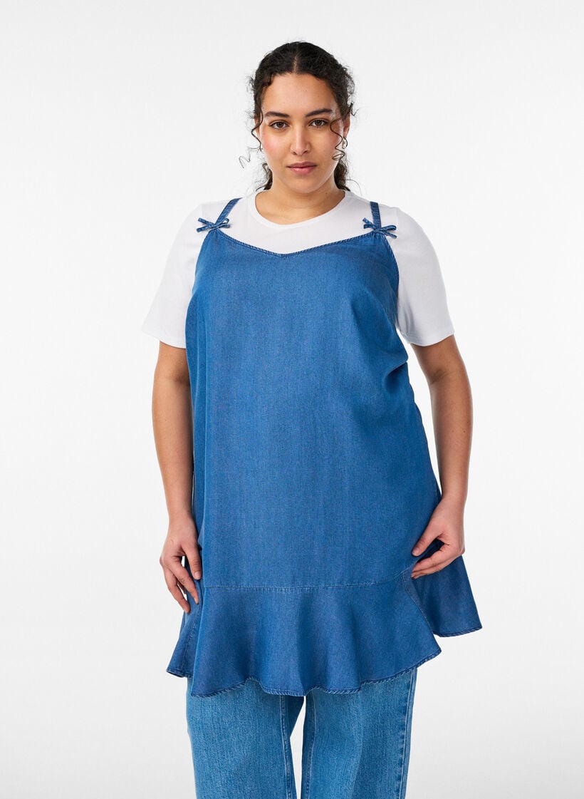 Knielanges Tr&auml;gerkleid aus TENCEL&trade; Lyocell in Denim-Optik, Blau, Model image number 0
