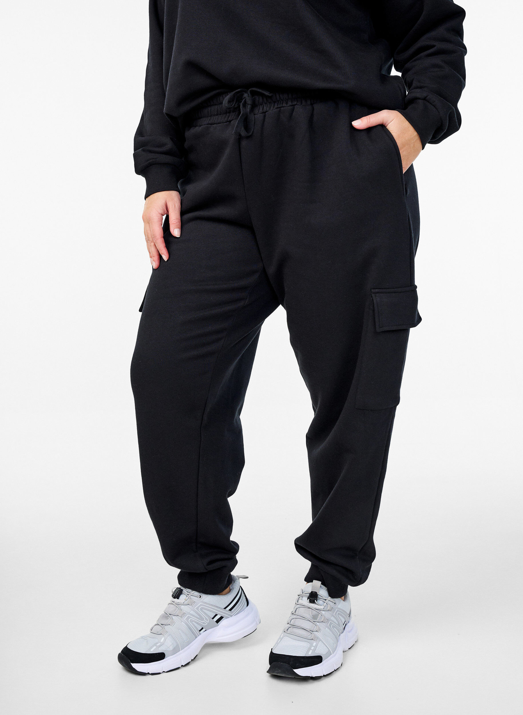 Zizzi Cargohose aus weichem Sweat-Material, Black, Model image number 2
