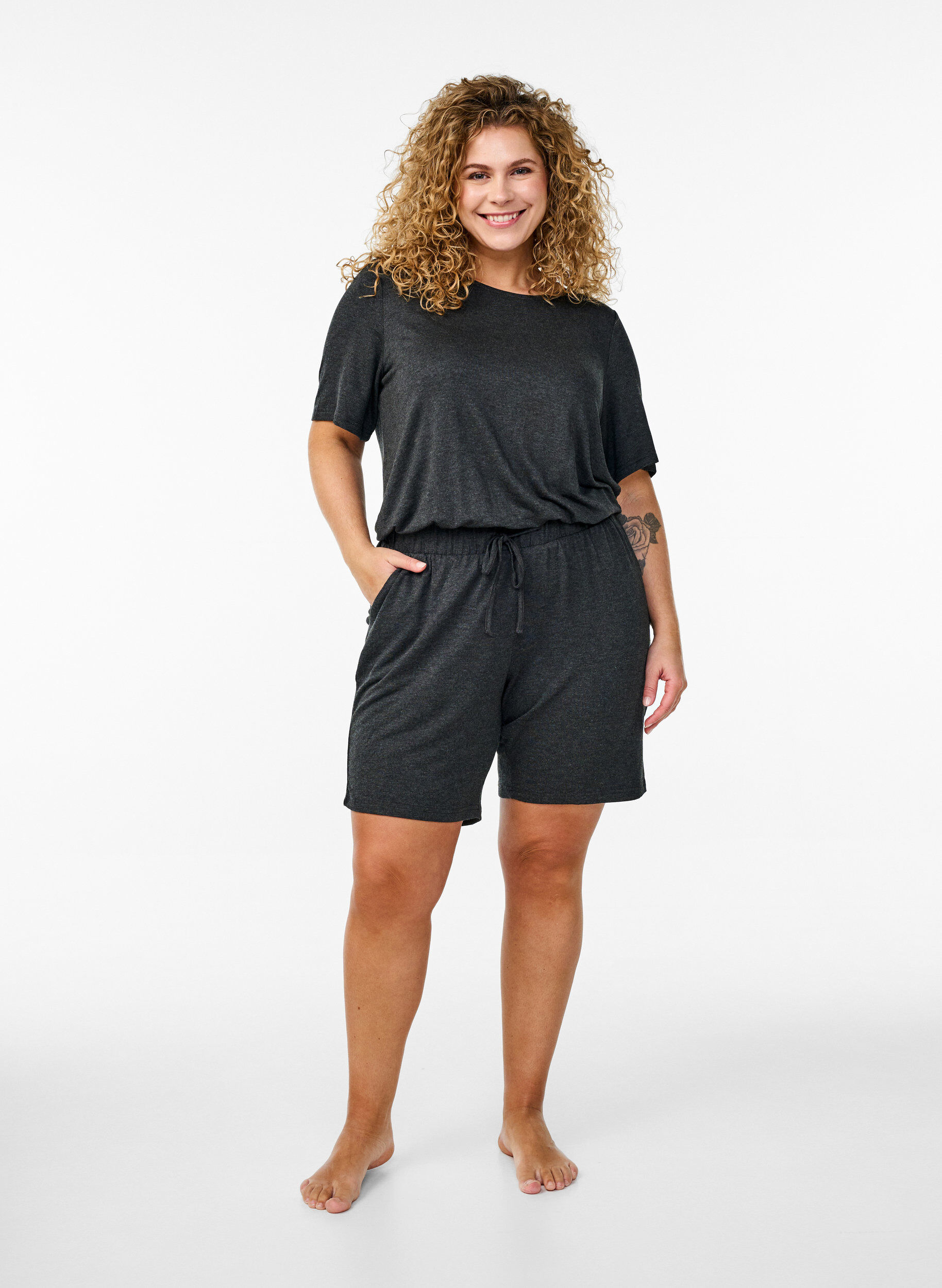 Zizzi Jumpsuit mit kurzen Beinen, Grau, Model image number 1