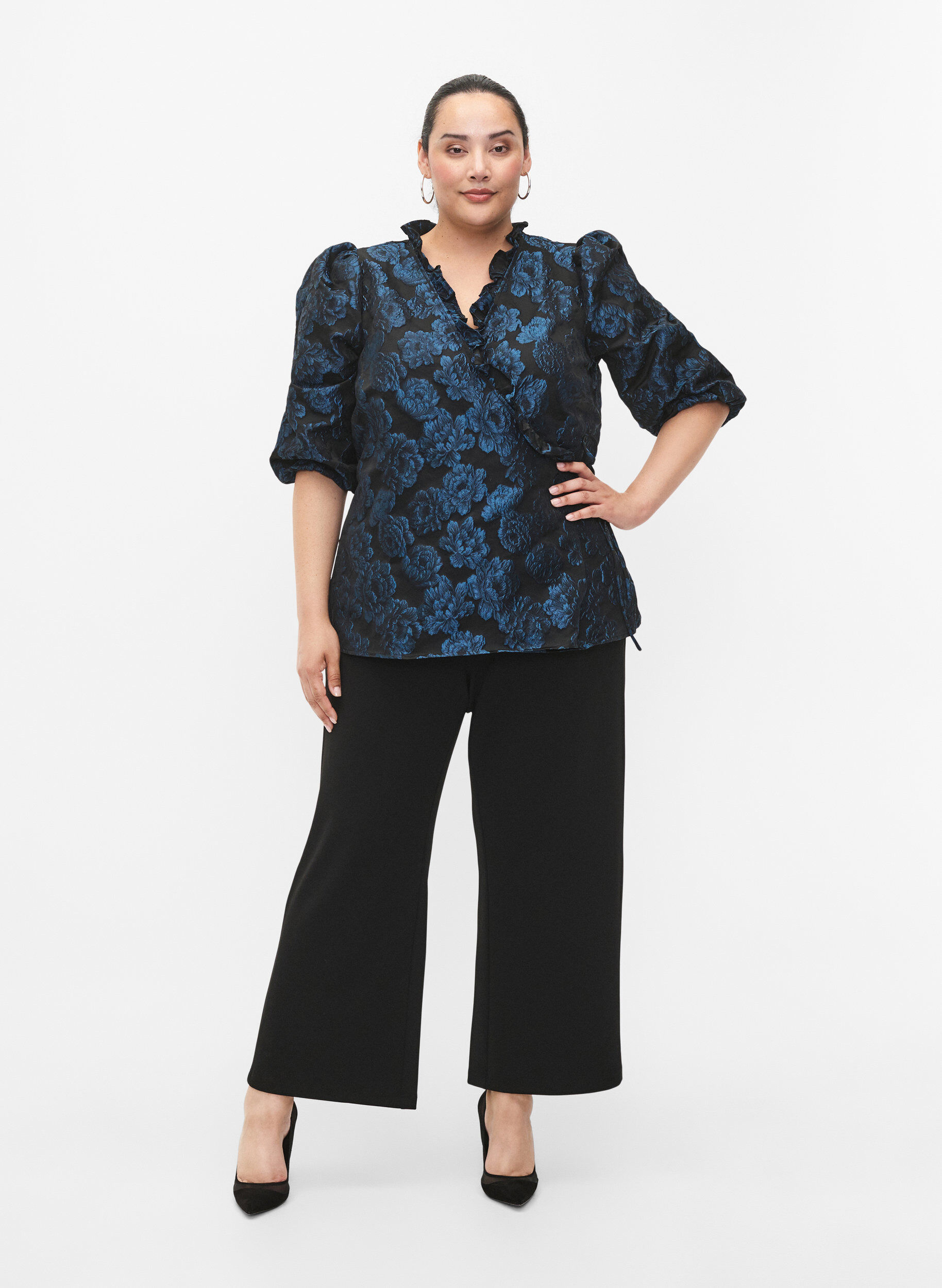 Zizzi Jacquard-Wickelbluse mit 3/4-&Auml;rmeln, Black Blue, Model image number 2