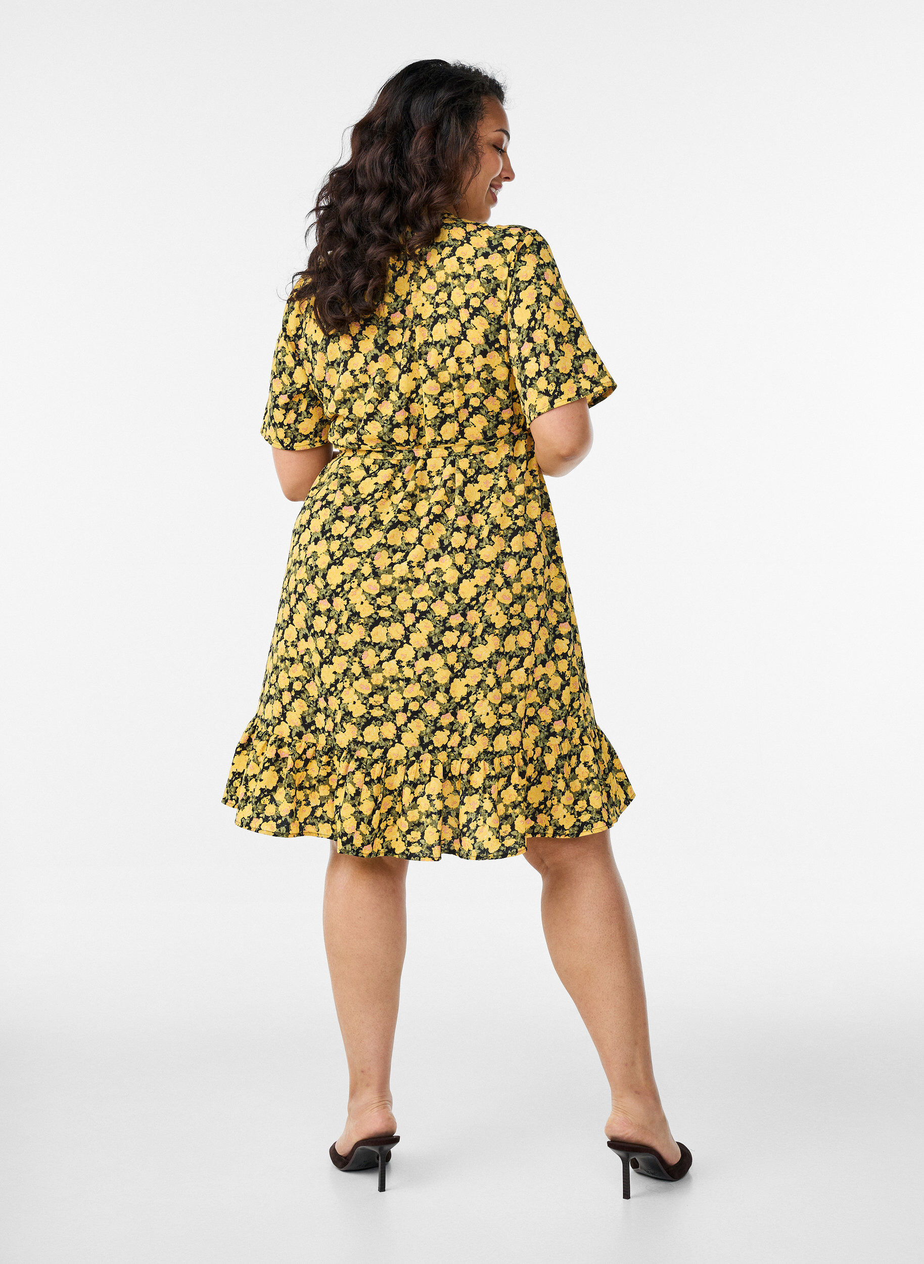 Zizzi Blumiges Wickelkleid mit kurzen &Auml;rmeln, Gelb, Model image number 2