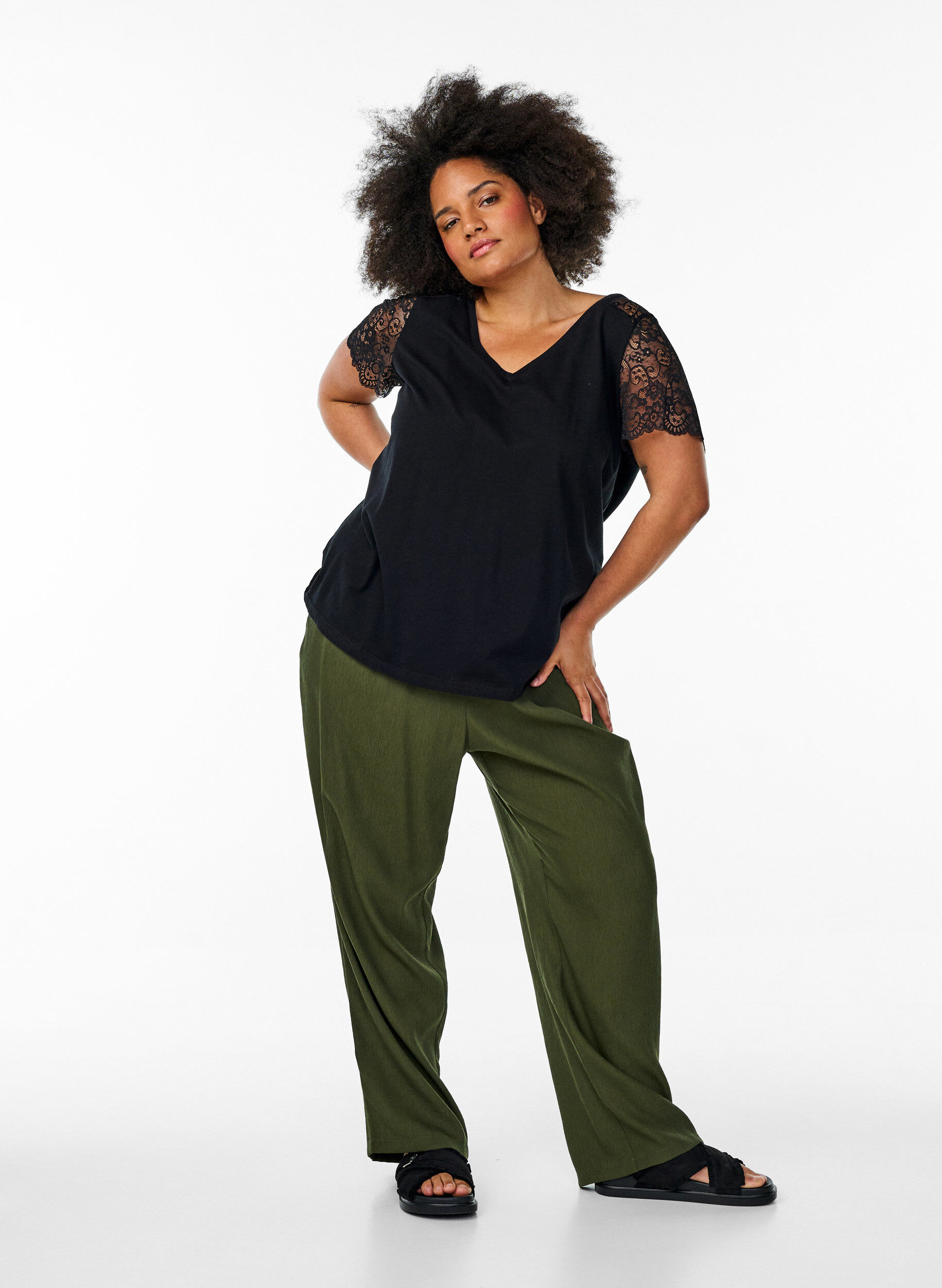 Zizzi T-Shirt aus Baumwolle mit kurze Spitzen&auml;rmeln, Schwarz, Model image number 1