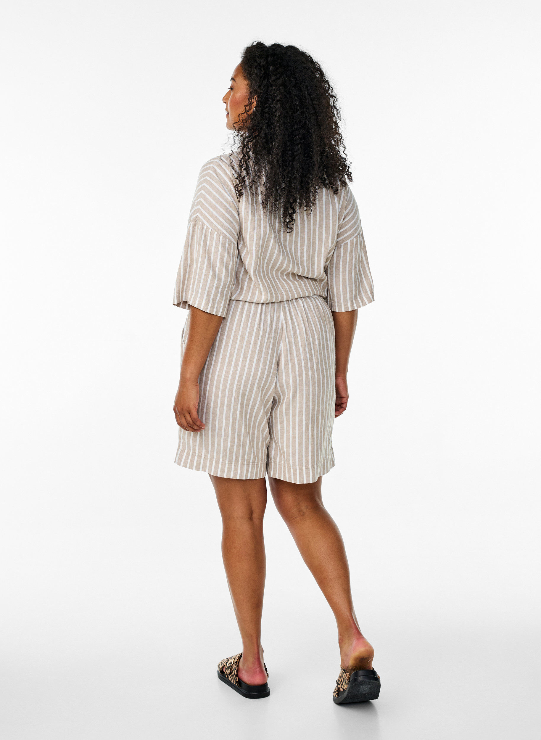 Zizzi Gestreifte Shorts aus Leinen und Viskose, Beige, Model image number 2