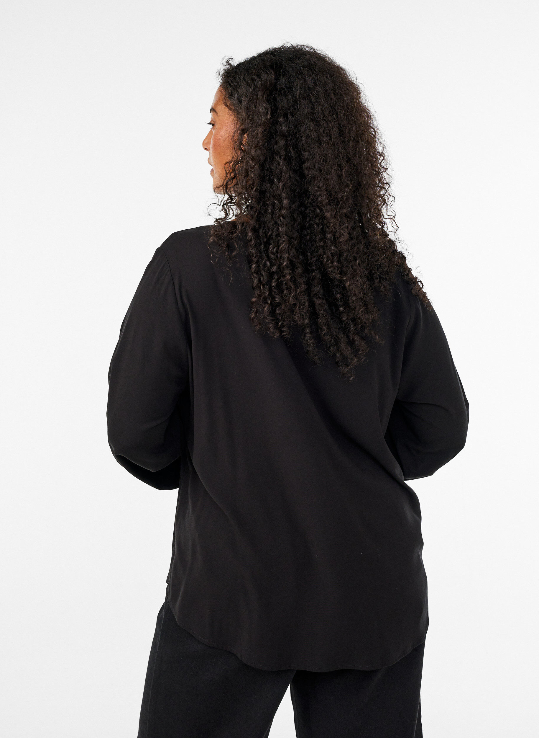 ZizziBluse aus Viskose mit V-Ausschnitt und langen &Auml;rmeln, Schwarz, Model image number 2