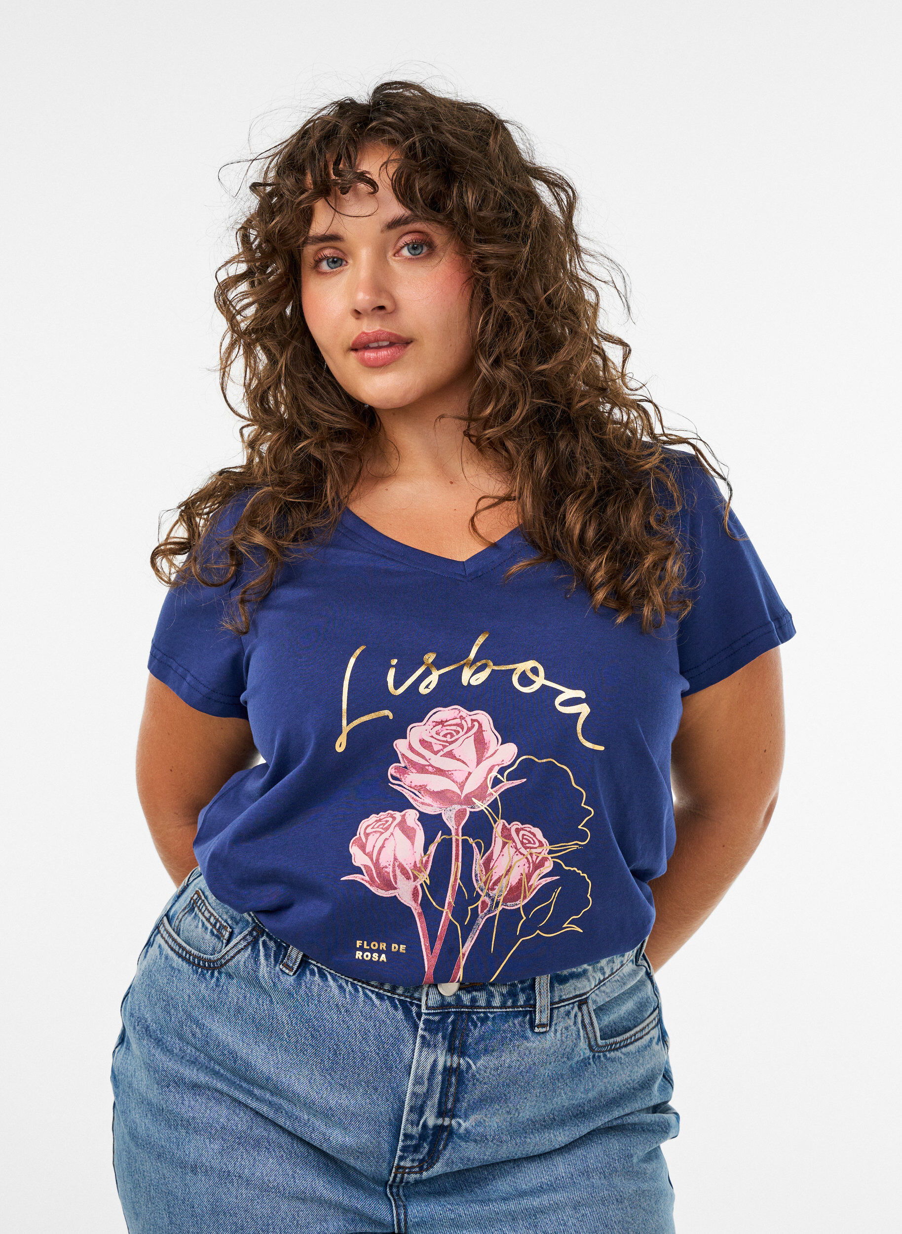 T-Shirt aus Baumwolle mit Frontprint und V-Ausschnitt, Blau, Model