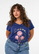 T-Shirt aus Baumwolle mit Frontprint und V-Ausschnitt, Blau, Model image number 0