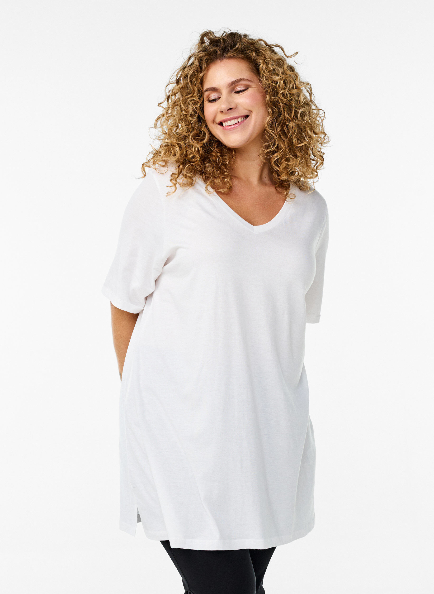Zizzi Einfarbiges Oversize T-Shirt mit V-Ausschnitt, Wei&szlig;, Model image number 0