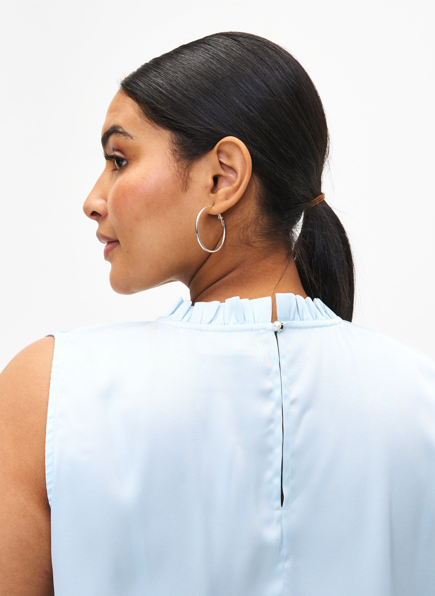 Zizzi &Auml;rmelloses Party-Top aus Satin, Delicate Blue, Model image number 2