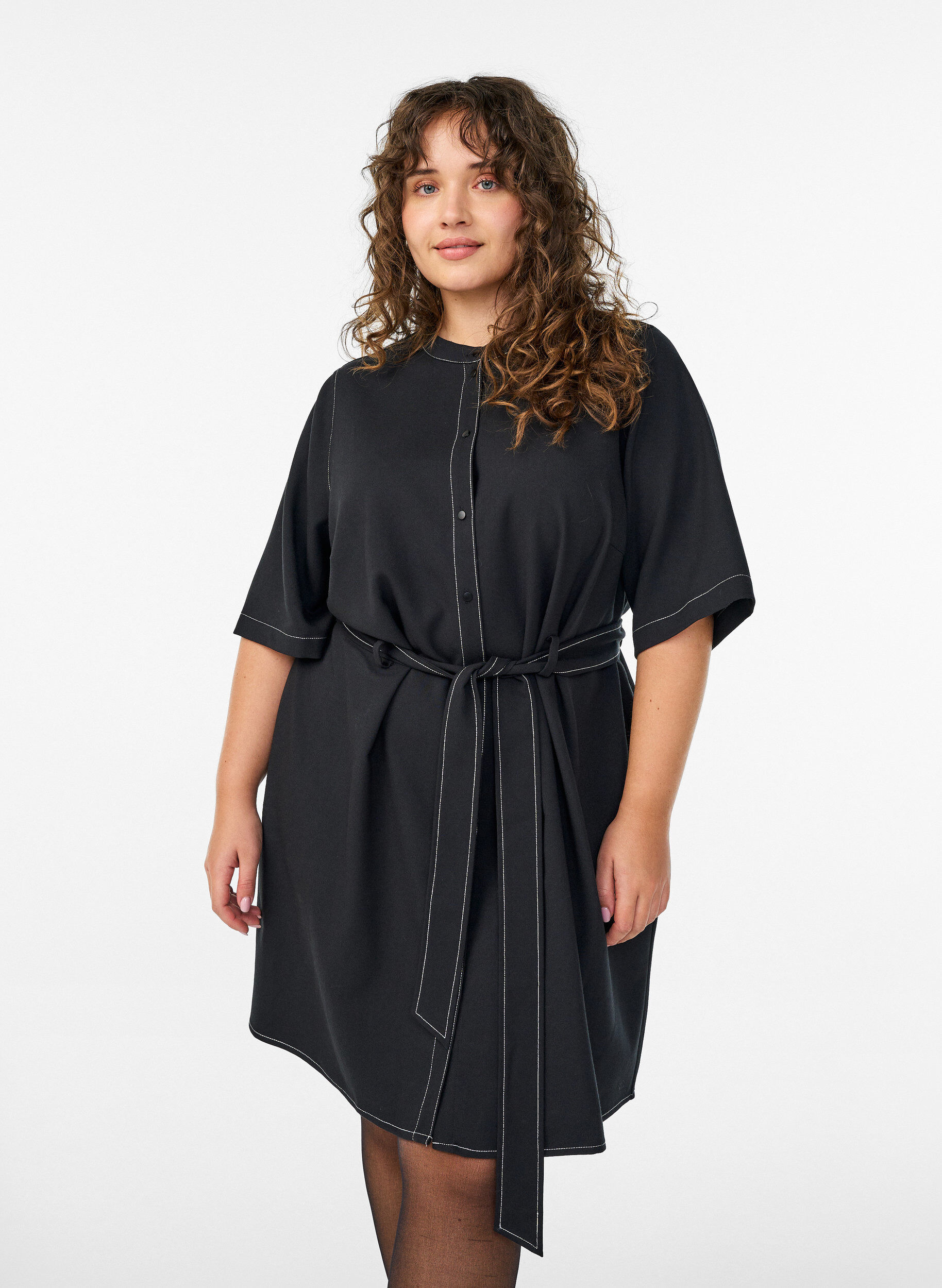 Zizzi Kurzes Hemdblusenkleid mit Kontrastn&auml;hten und Bindeg&uuml;rtel, Schwarz, Model image number 1
