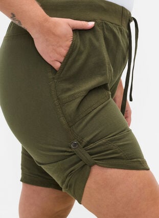 Lockere Shorts aus Baumwolle mit Taschen, Ivy Green, Model image number 2