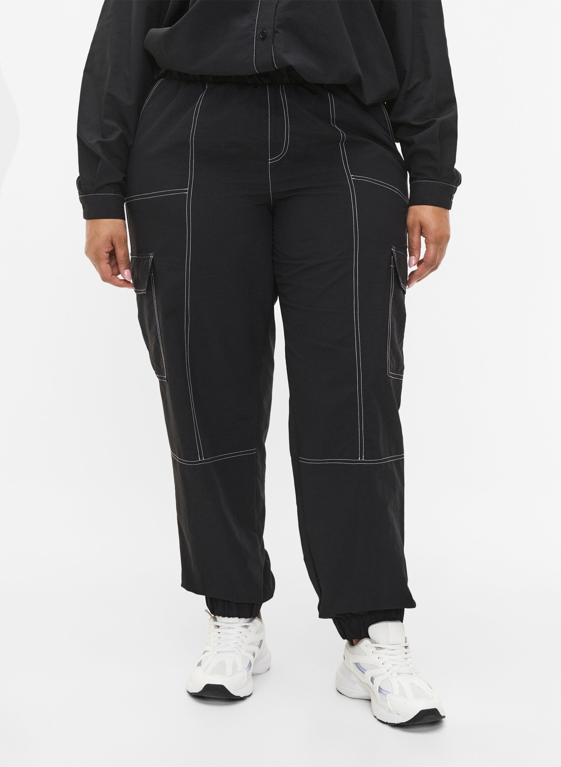 Zizzi Cargohose mit Kontrastn&auml;hten, Black, Model image number 2
