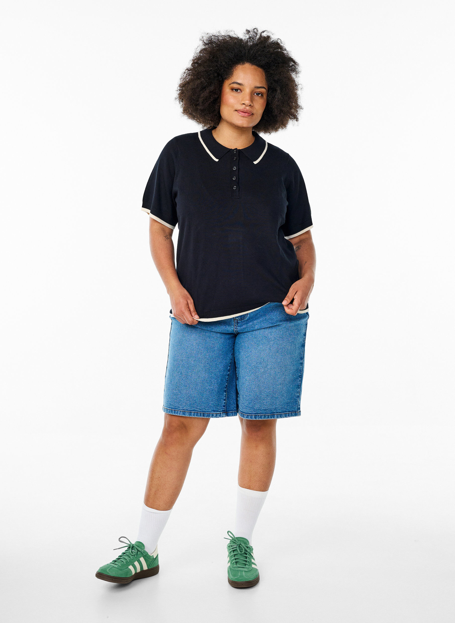 Zizzi Fein gestricktes Poloshirt mit Kontrastbesatz, Schwarz, Model image number 1