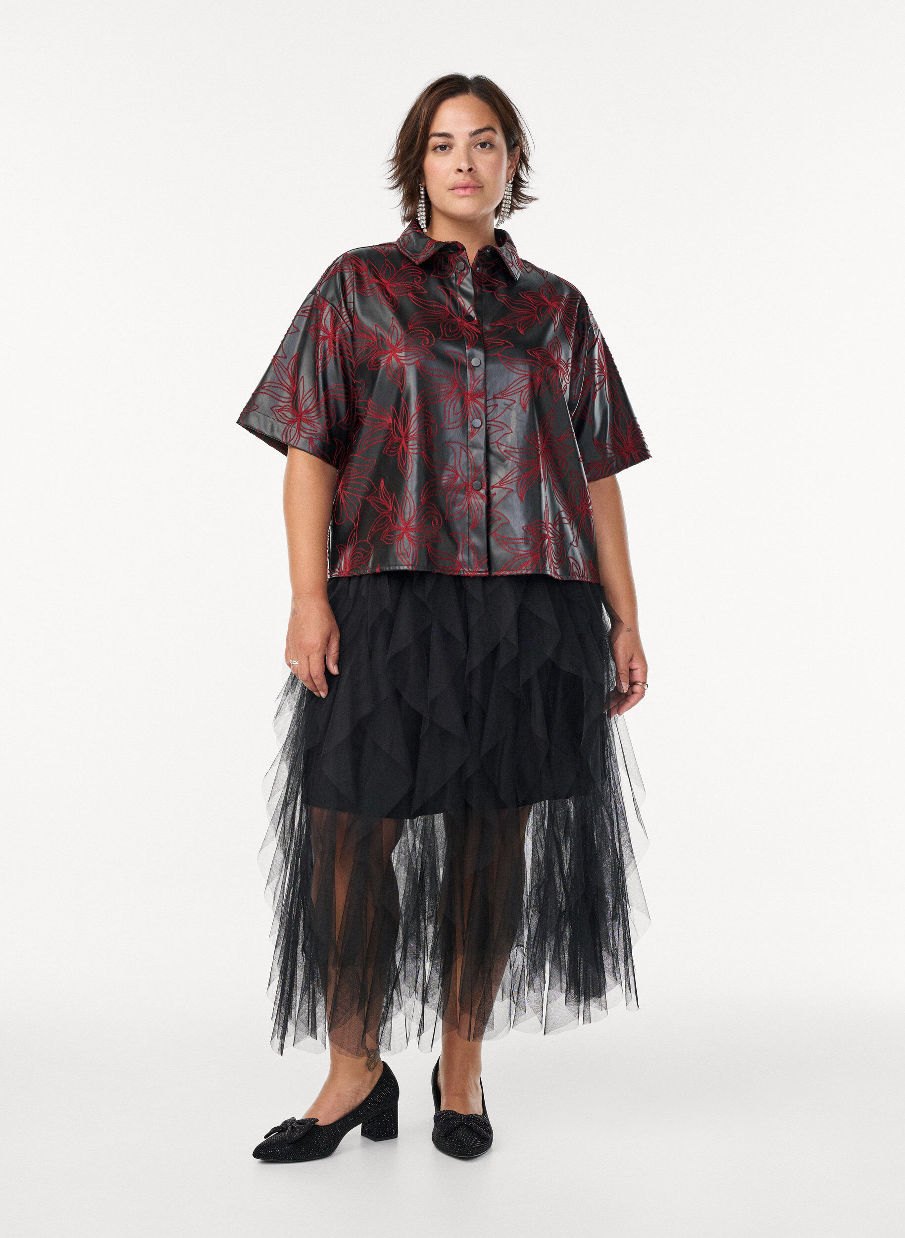 Zizzi Kurzes Hemd aus Kunstleder mit Kontraststickerei, Schwarz, Model image number 1