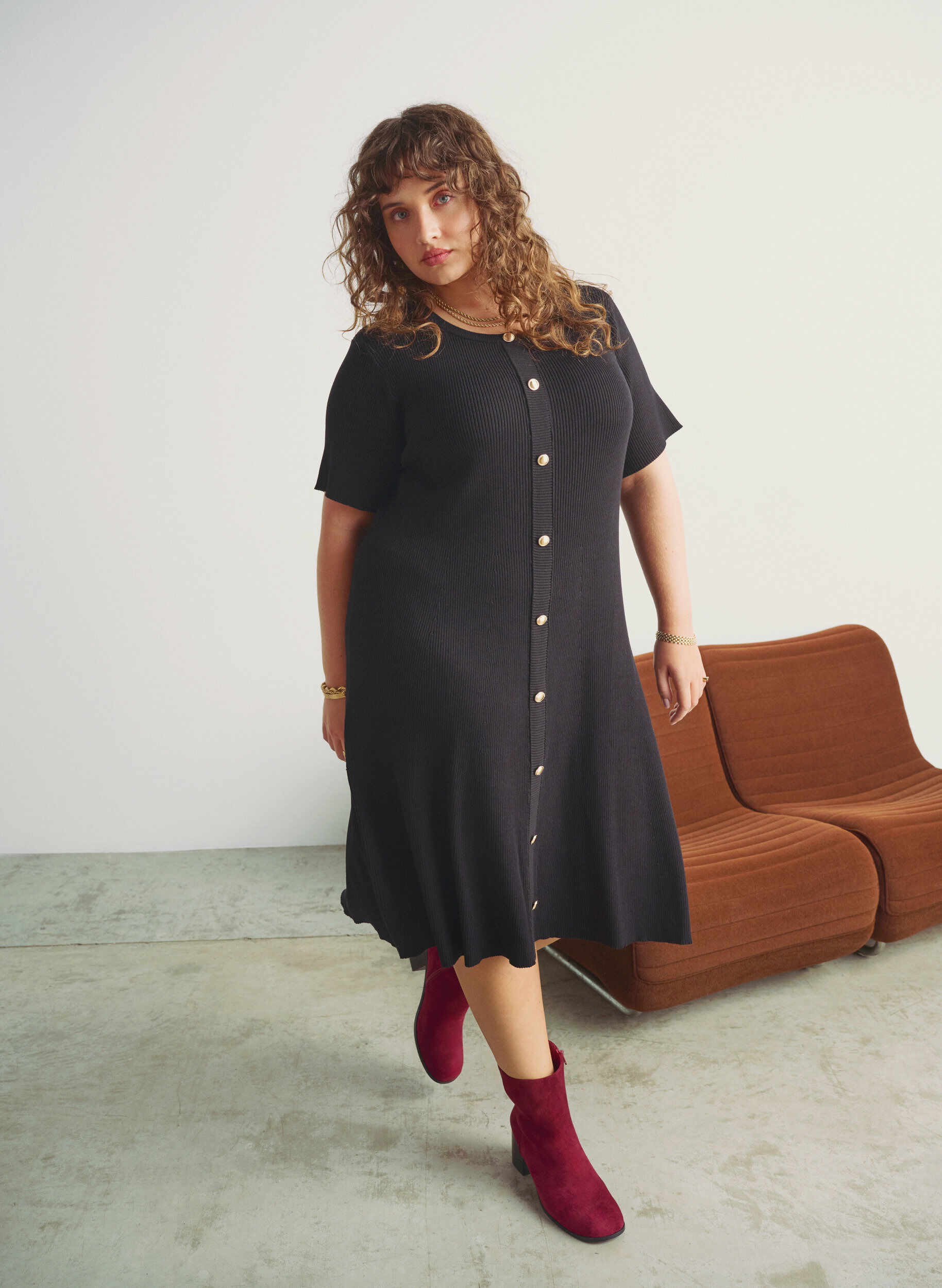 Geripptes Kleid mit Zierkn&ouml;pfen und kurzen &Auml;rmeln