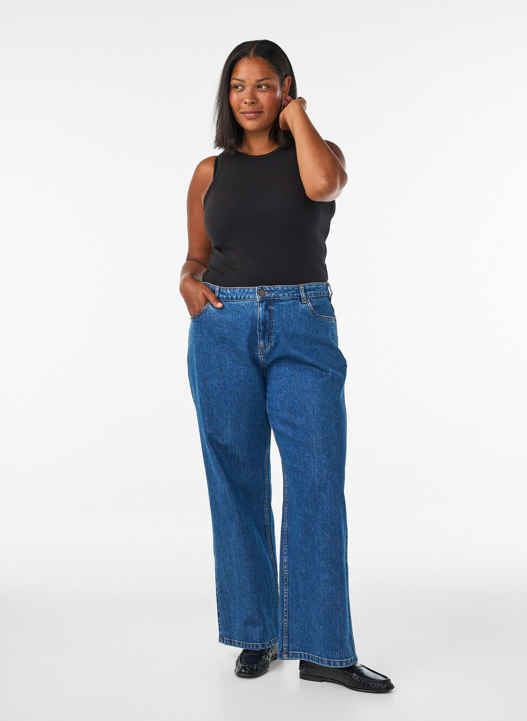 Jeans mit weitem Bein und hohem Bund, Blau, Model