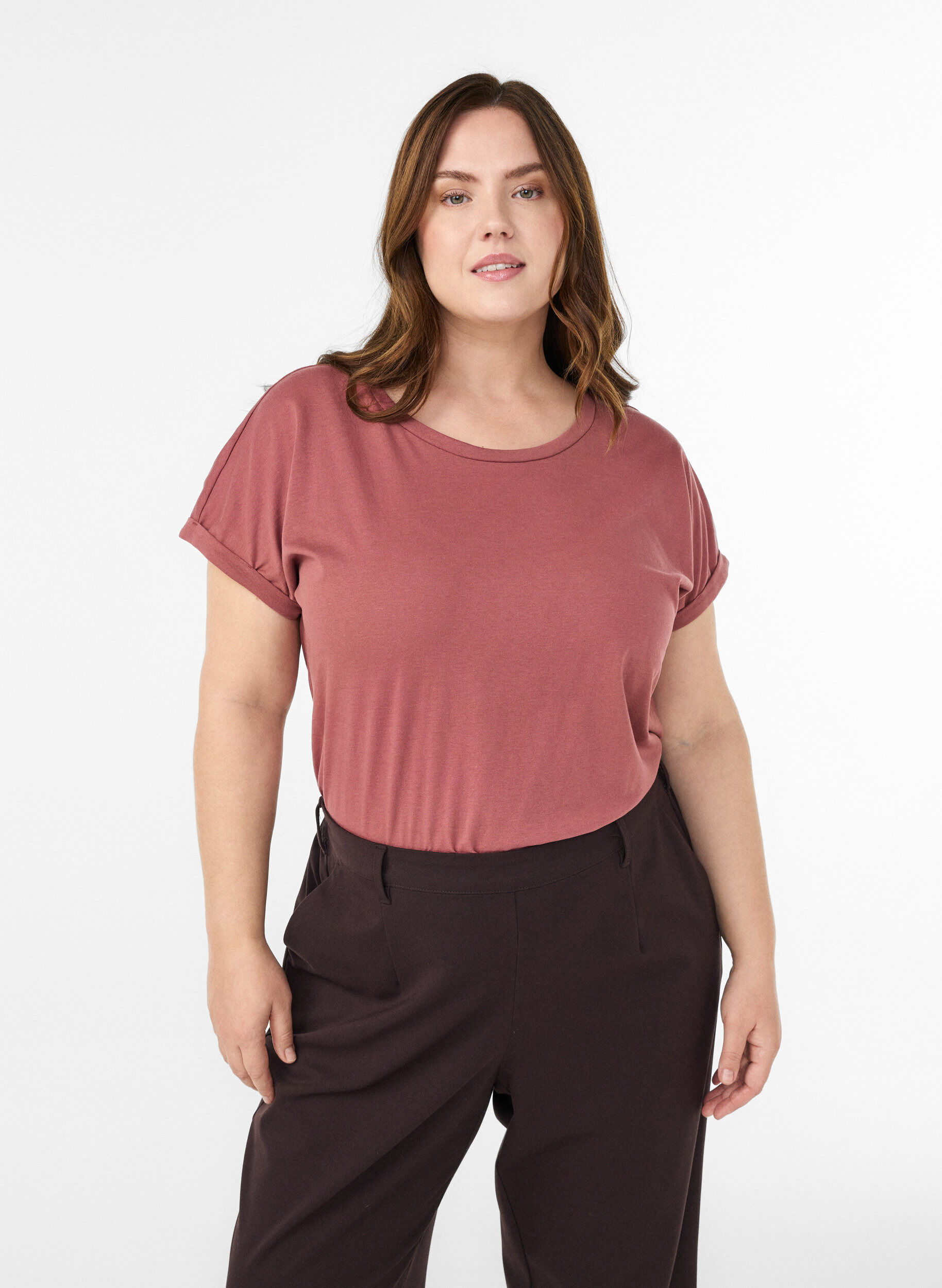 T-Shirt aus Baumwollmischung mit kurzen &Auml;rmeln, Rot, Model