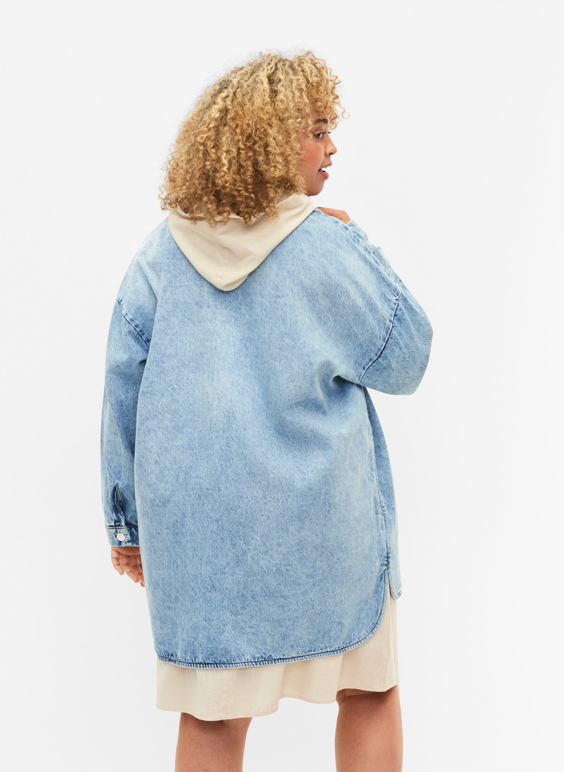 Zizzi Locker sitzende Jeansjacke mit Kn&ouml;pfen, Light blue denim, Model image number 1