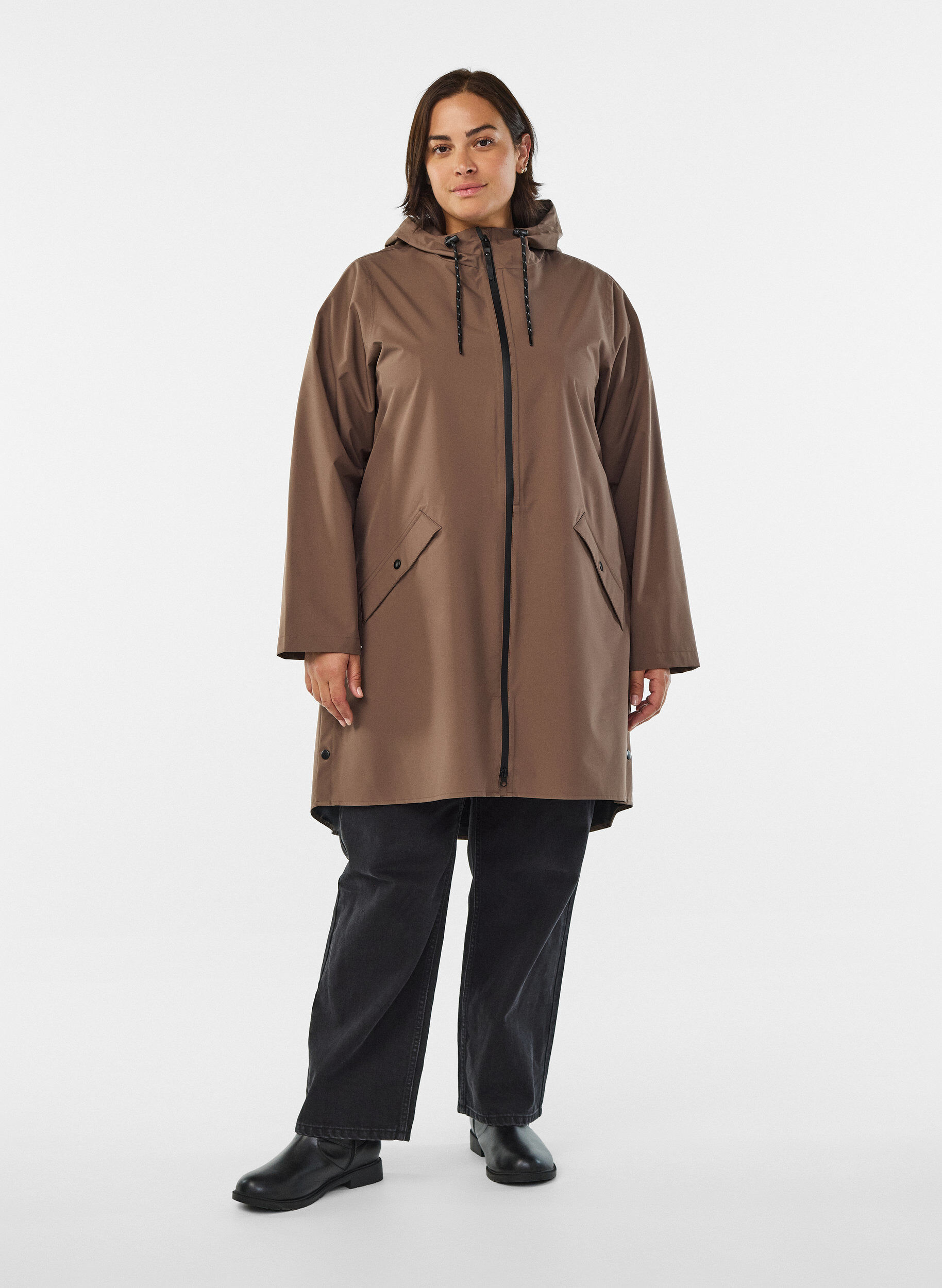 Zizzi Regenjacke mit Taschen und Kapuze., Braun, Model image number 1
