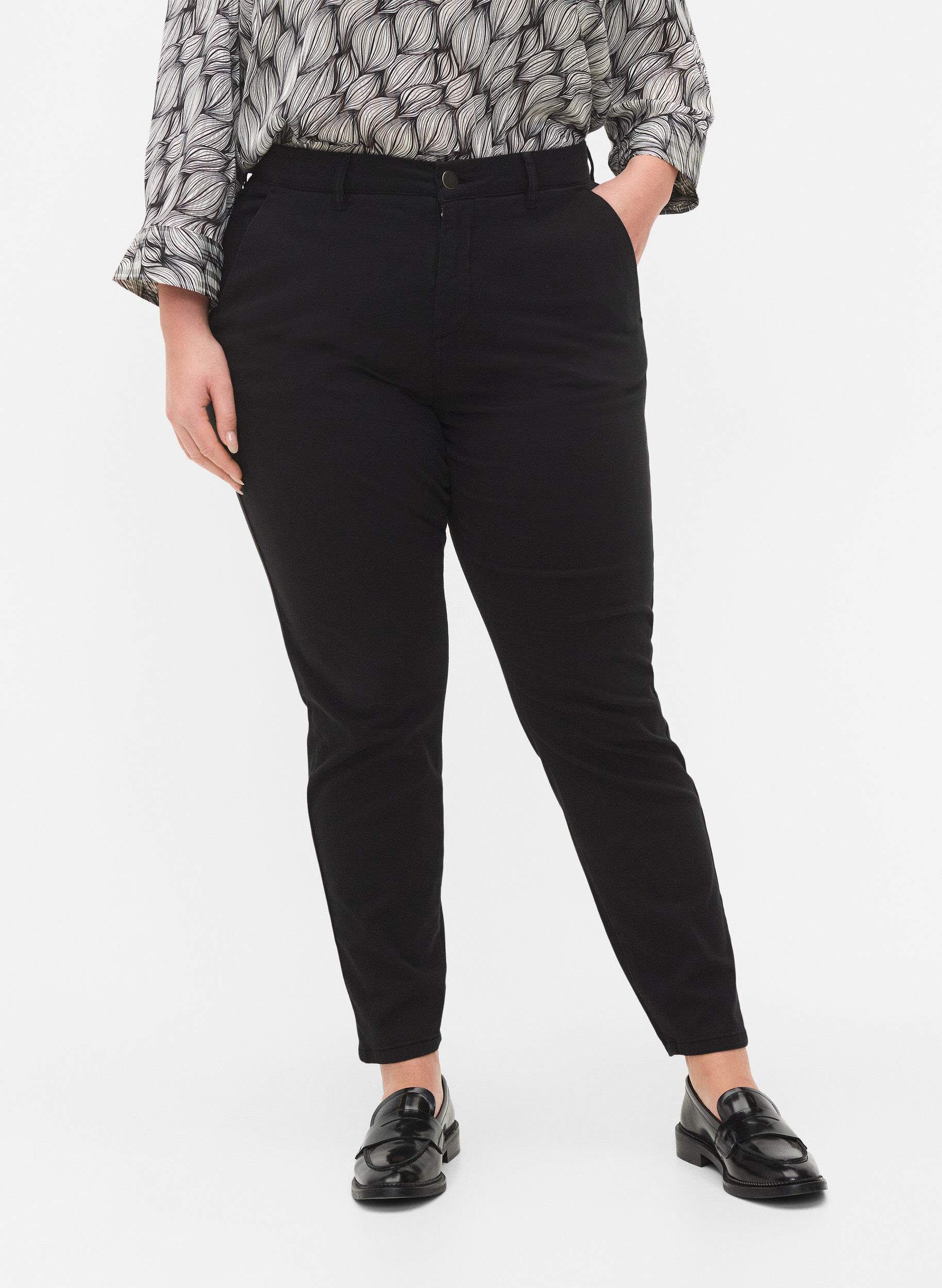 Zizzi Chinos aus Baumwolle, Black, Model image number 2