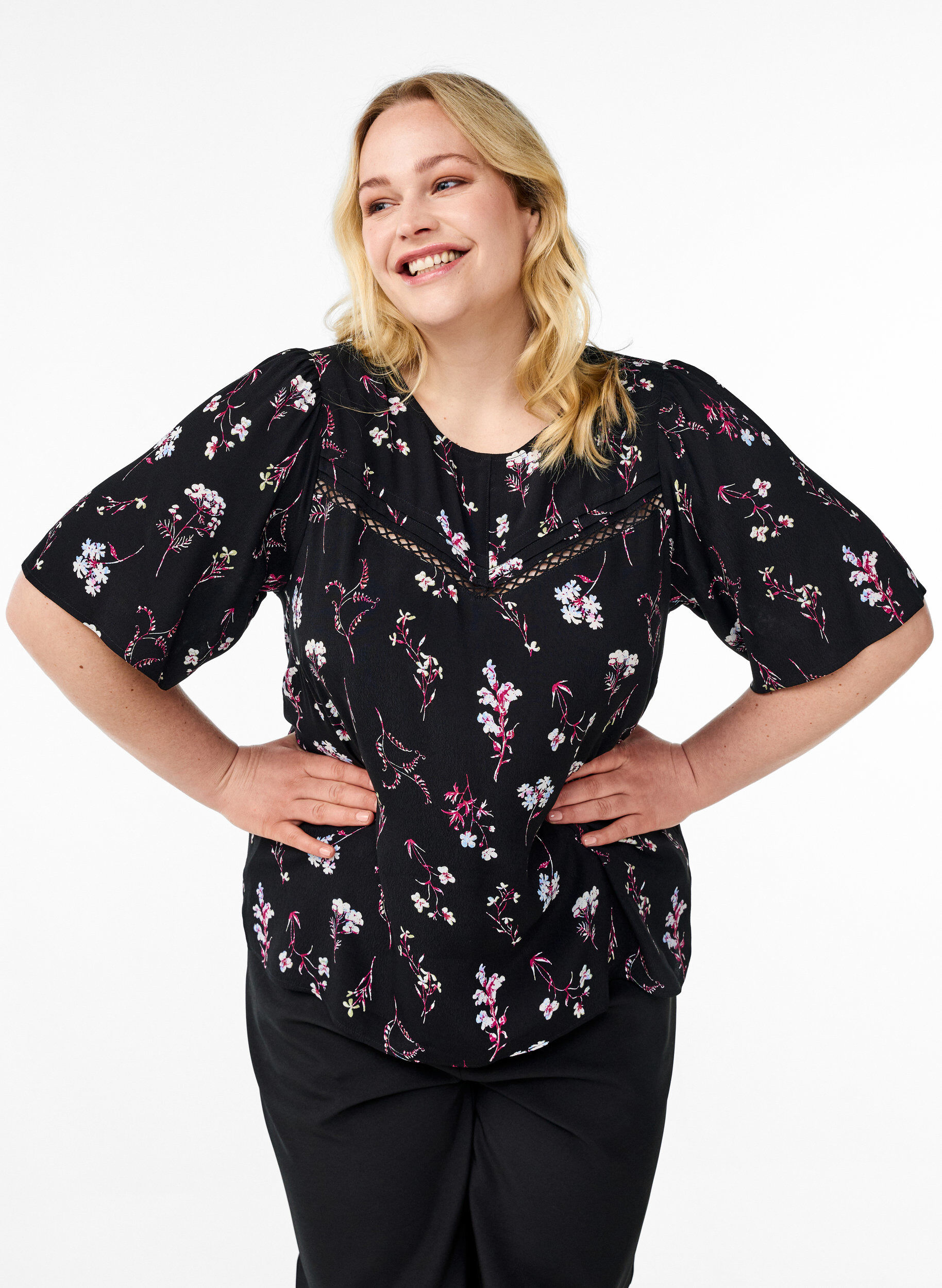Zizzi Gebl&uuml;mte Bluse mit kurzen &Auml;rmeln, Schwarz, Model image number 0