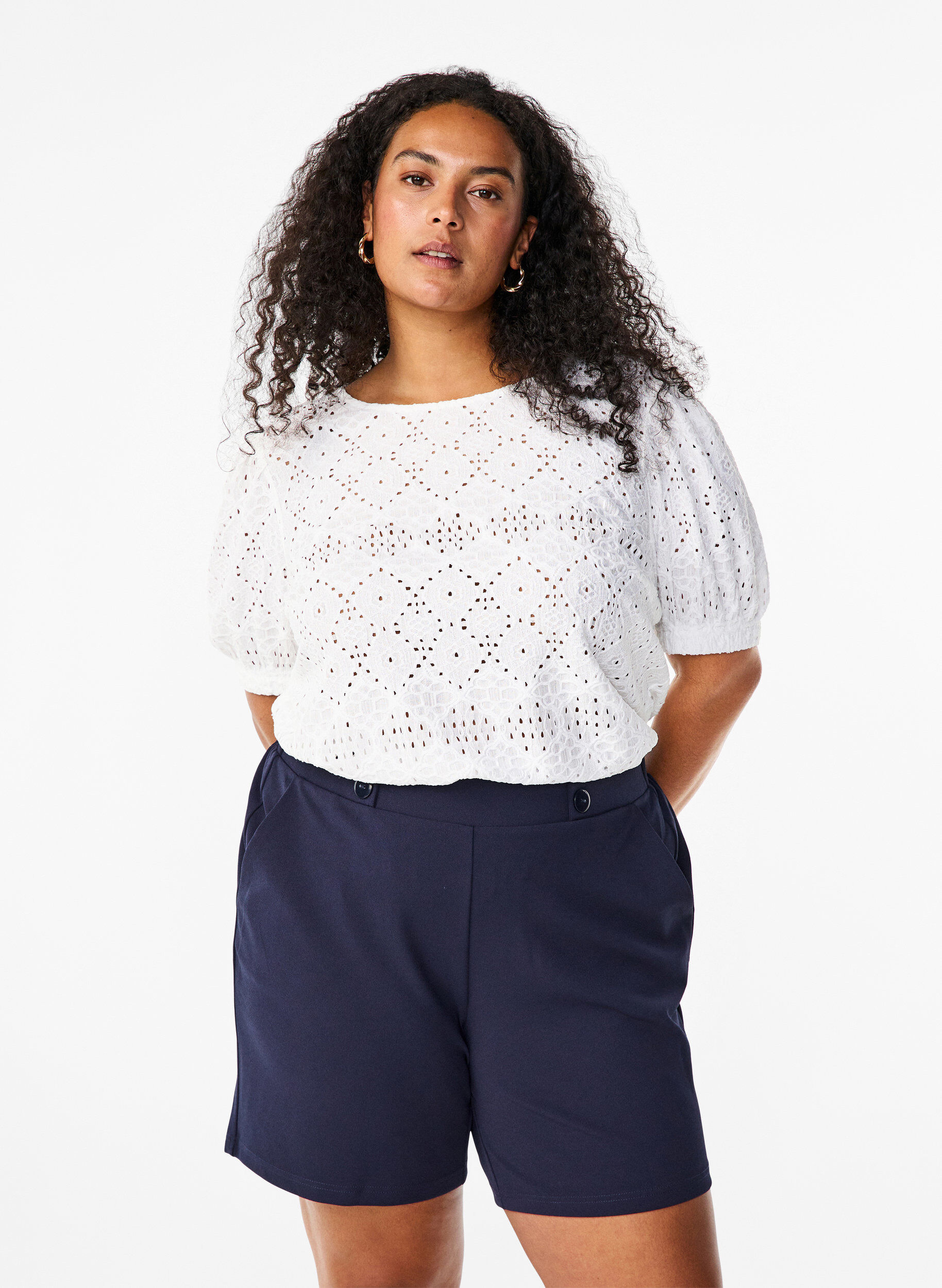Zizzi  Kurz&auml;rmelige Bluse mit Lochmuster, Bright White, Model image number 0