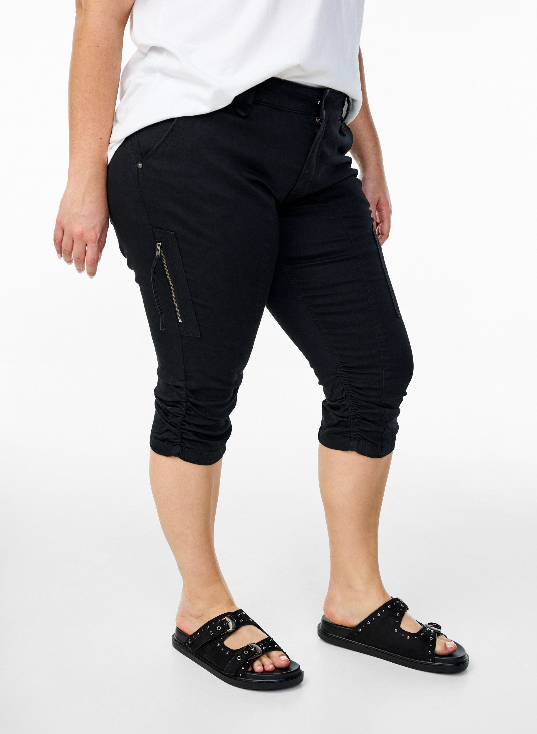 Zizzi Slim Fit Capri-Jeans mit Taschen, Schwarz, Model image number 2